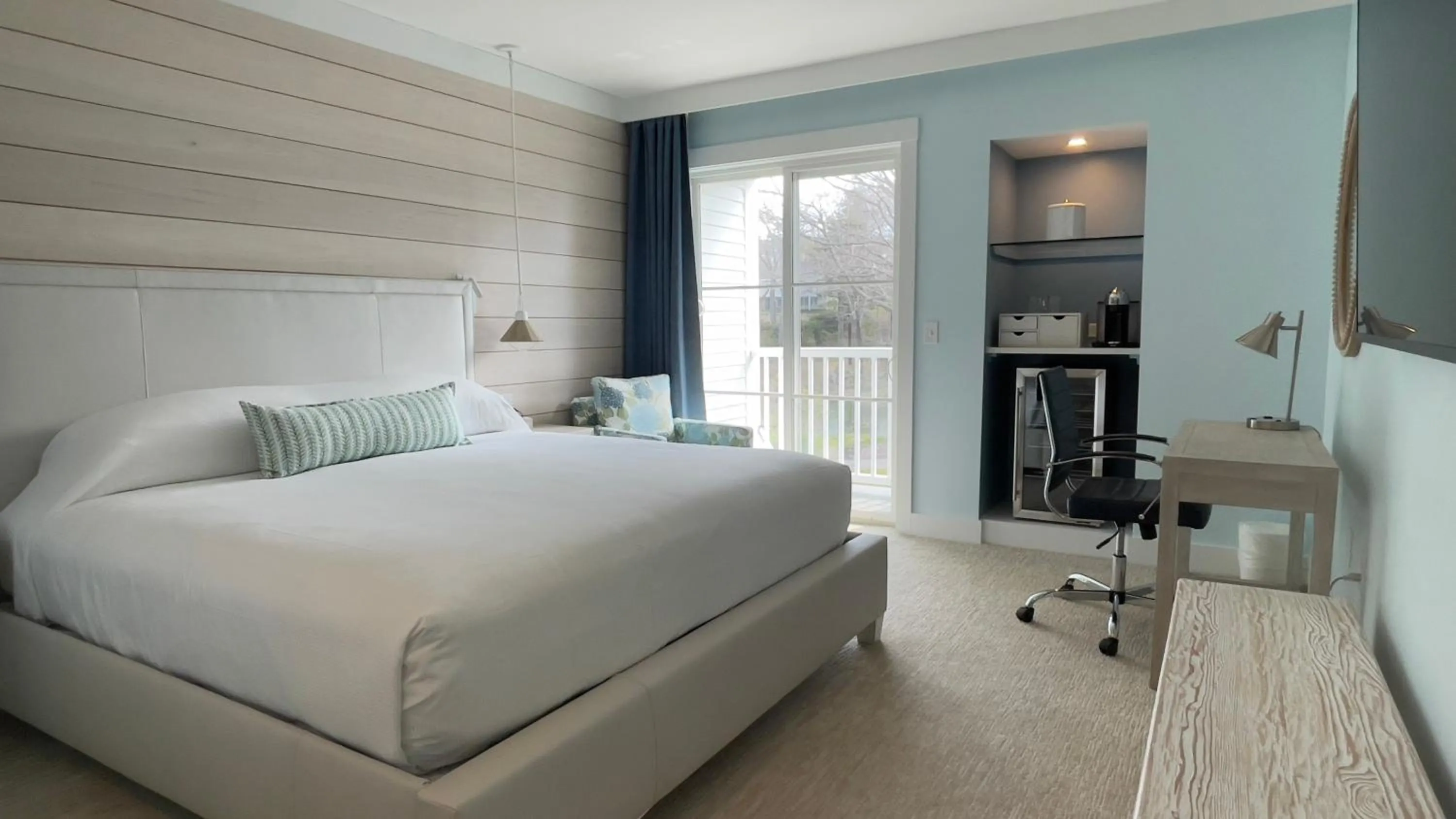 Coveside King - ADA in The Colony Hotel Kennebunkport
