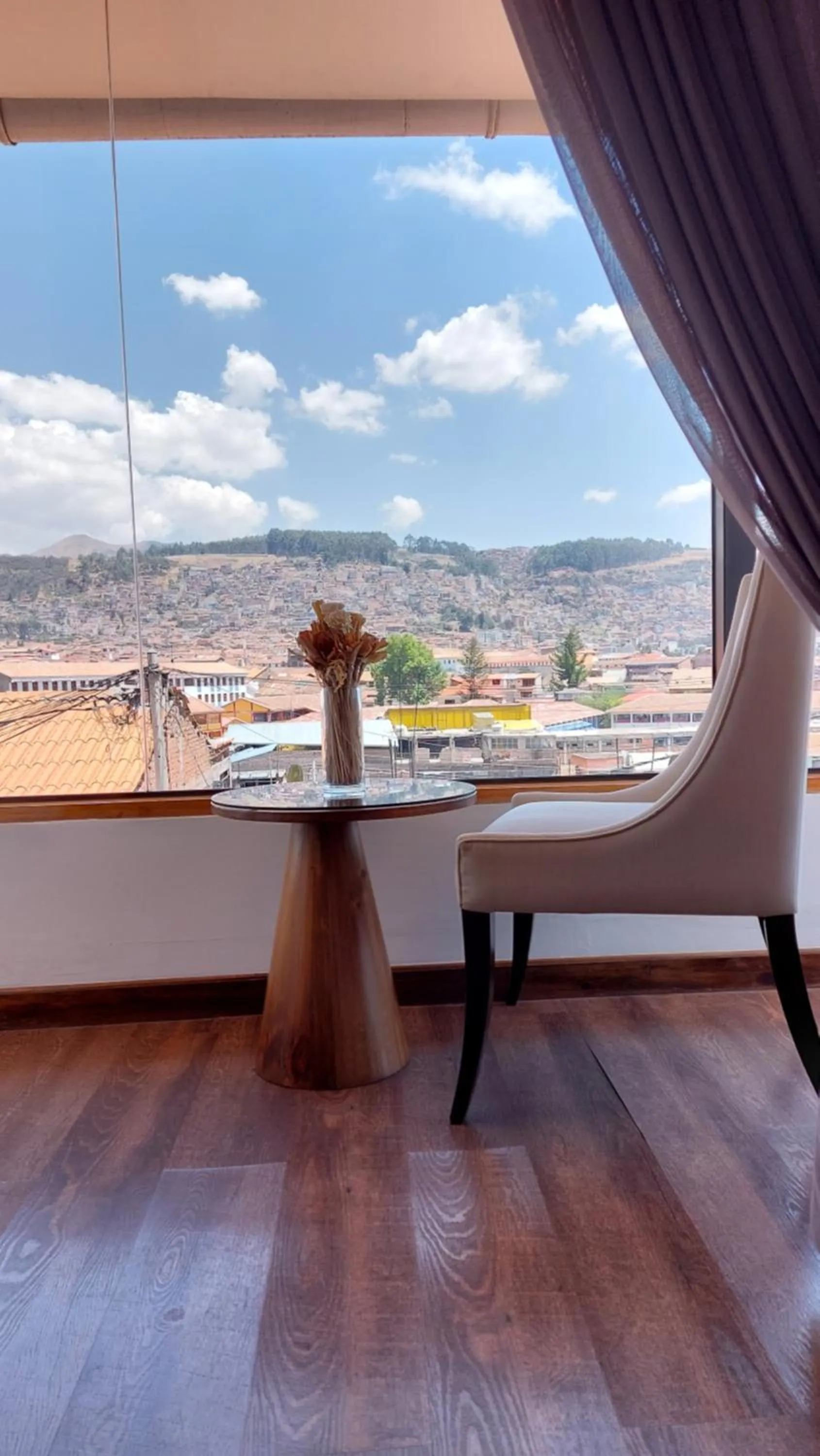 Photo of the whole room in Casa Esmeralda by Katari