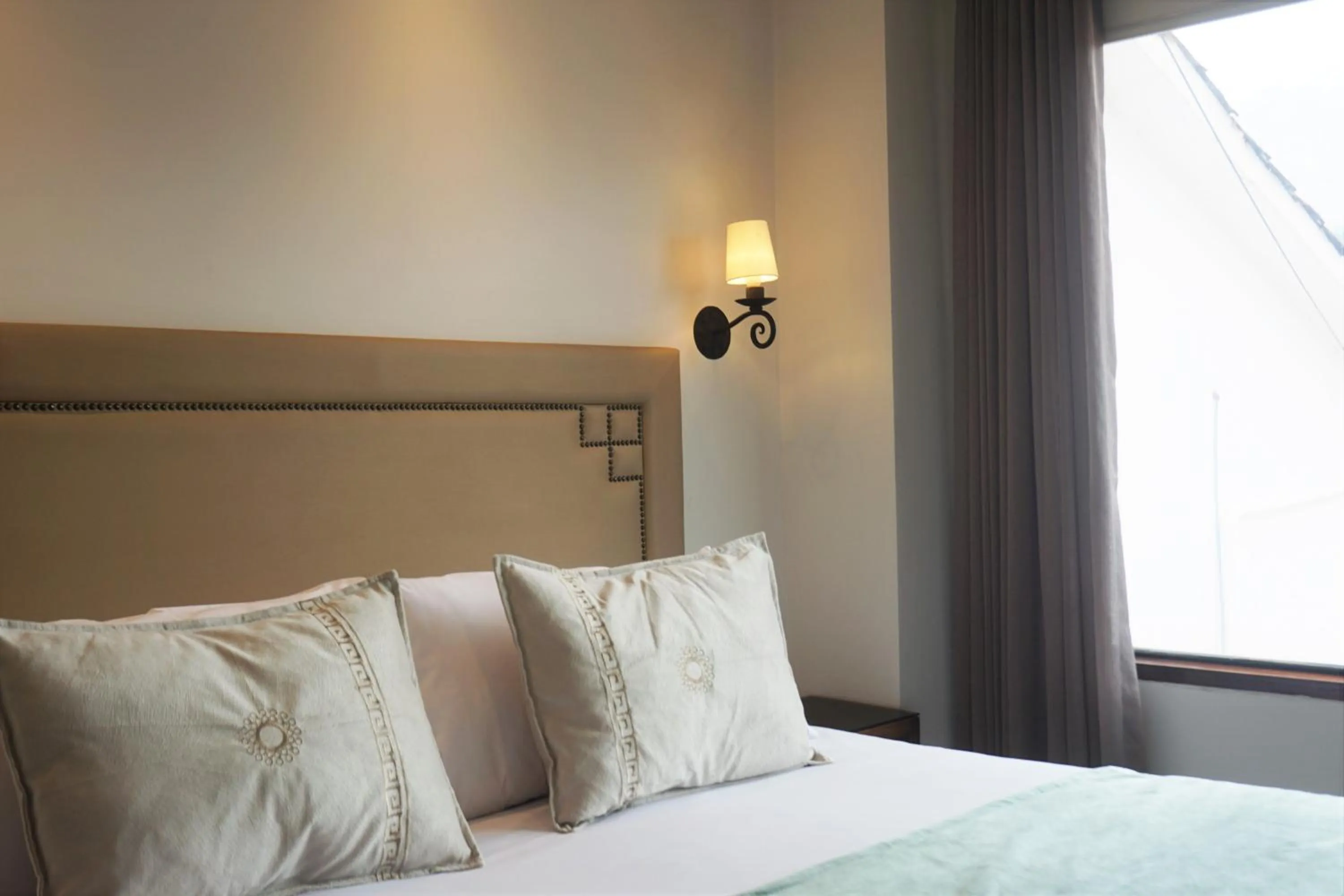 Bed in Casa Esmeralda by Katari