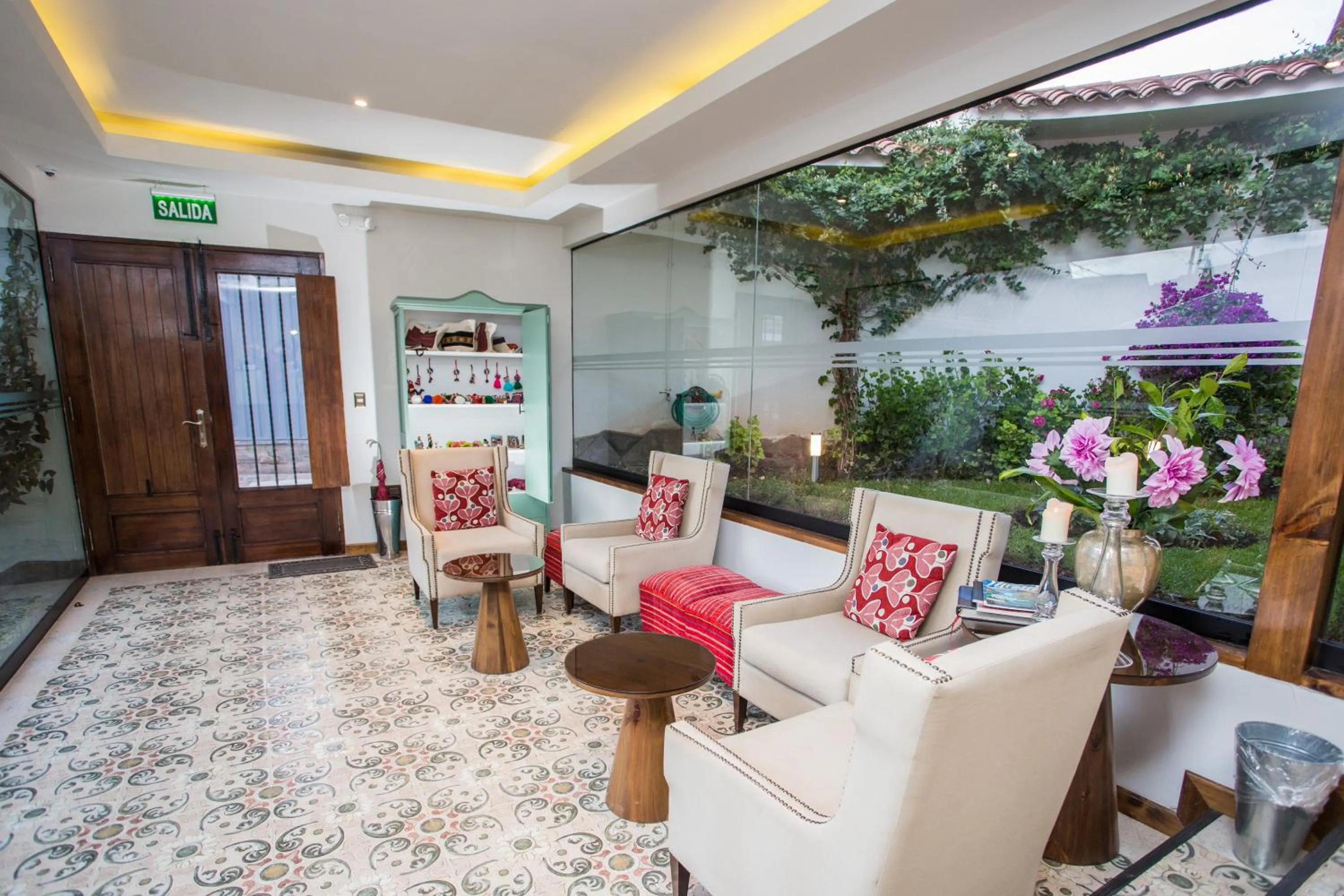 Living room in Casa Esmeralda by Katari