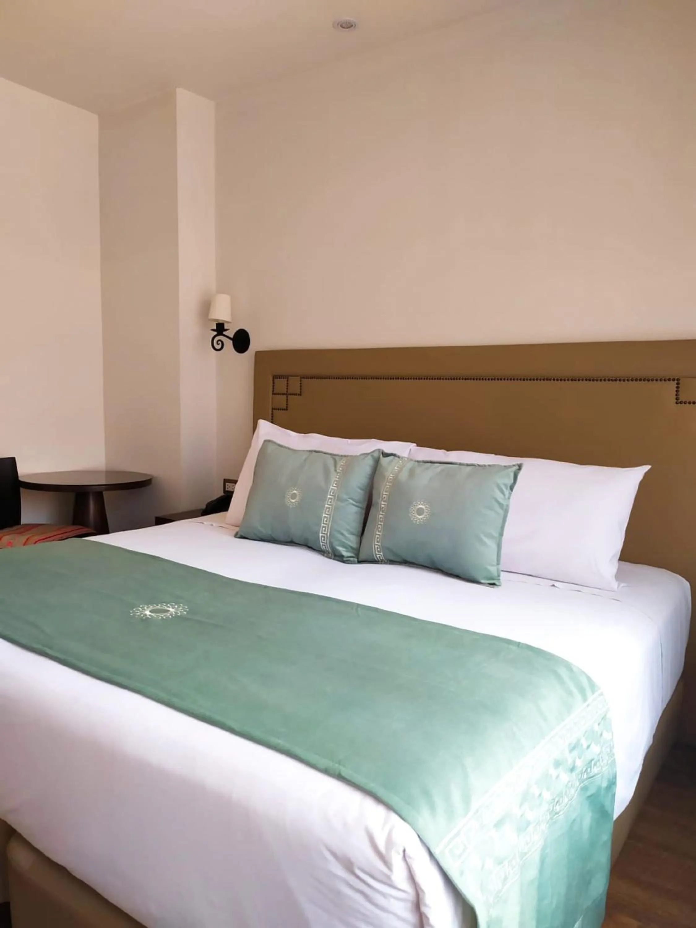 Bed in Casa Esmeralda by Katari