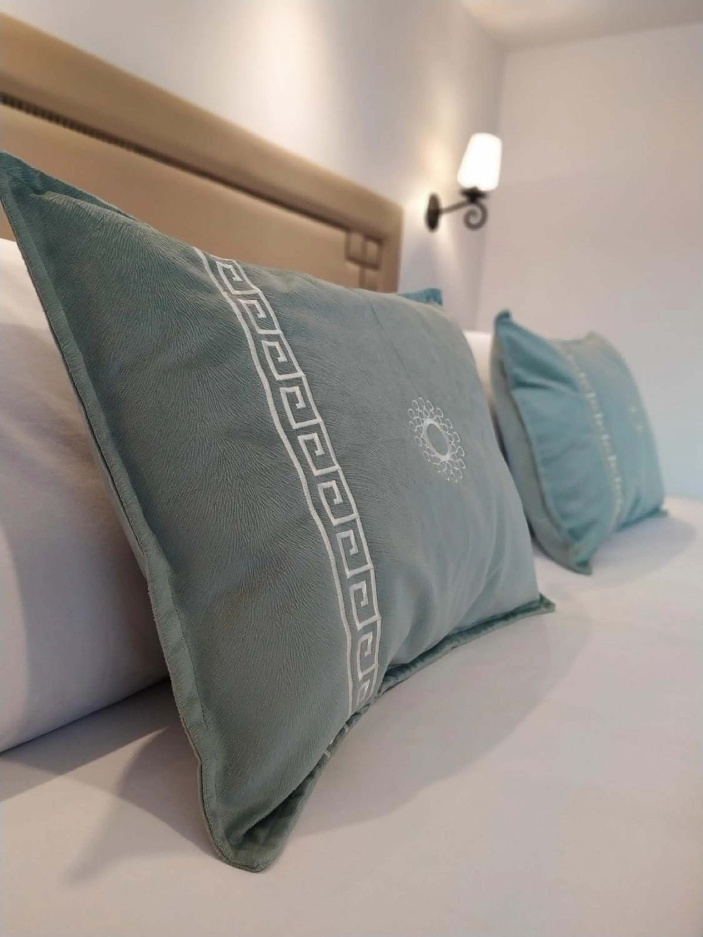 Bed in Casa Esmeralda by Katari