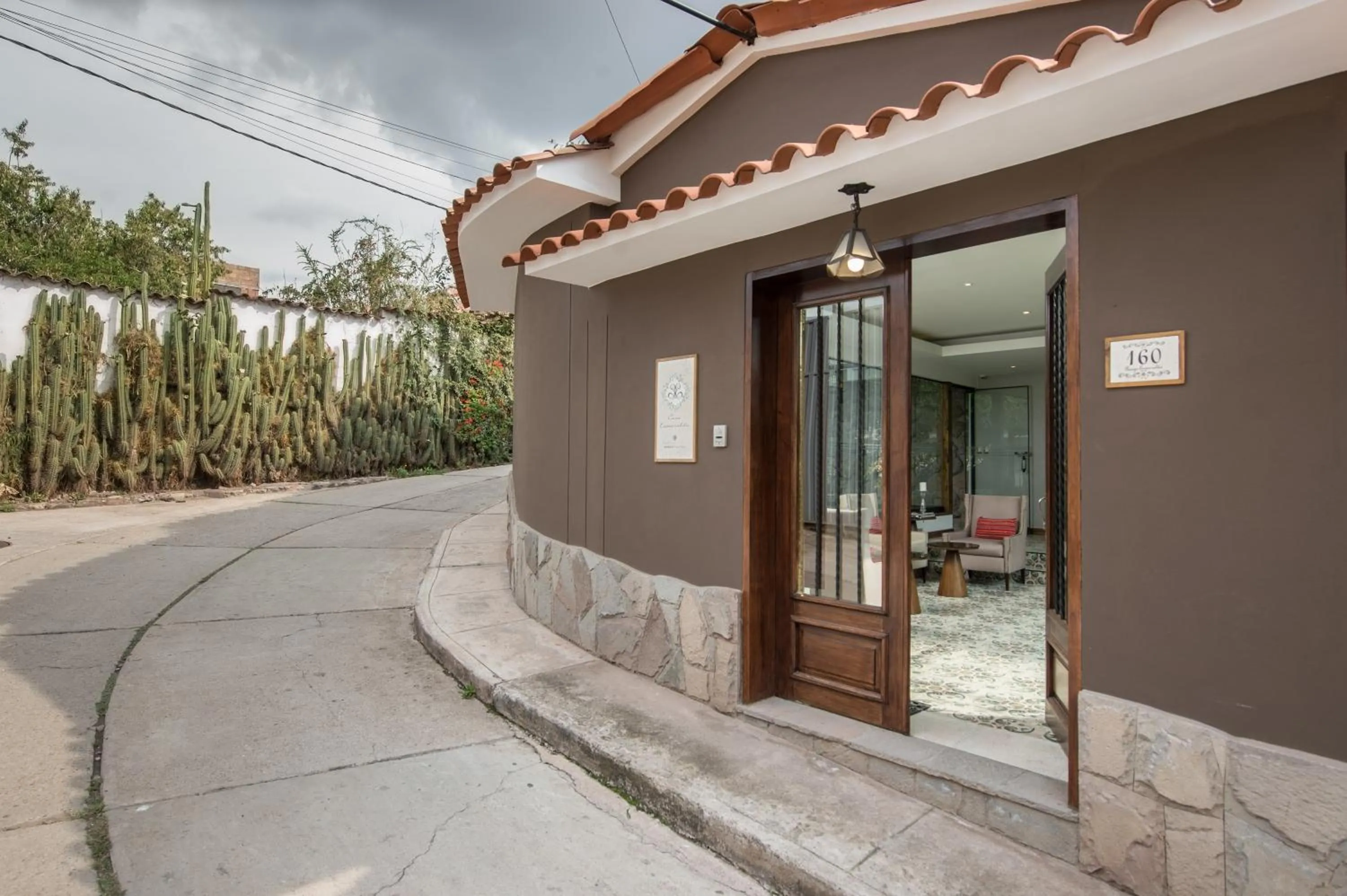 Facade/entrance in Casa Esmeralda by Katari