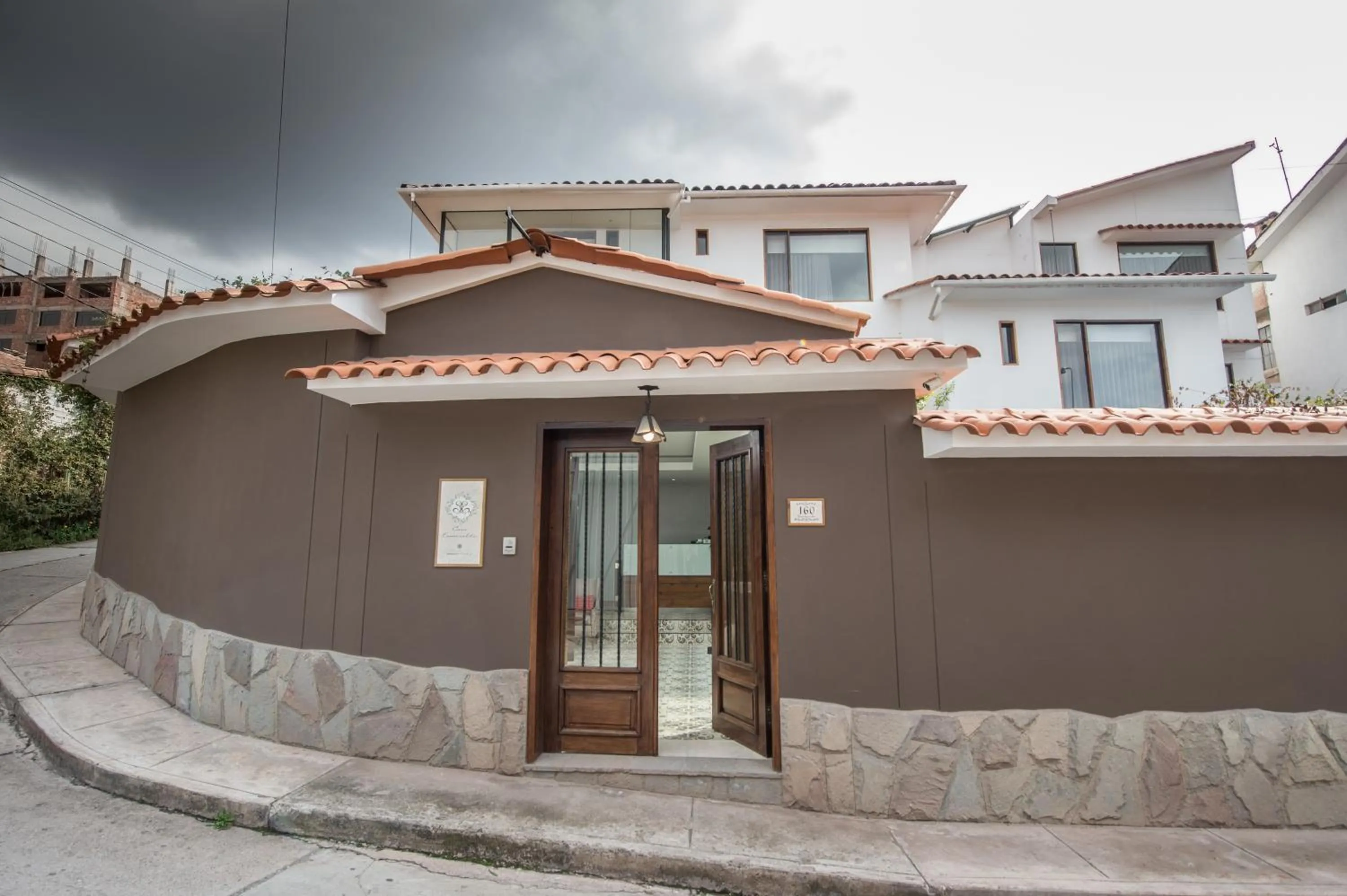 Facade/entrance in Casa Esmeralda by Katari