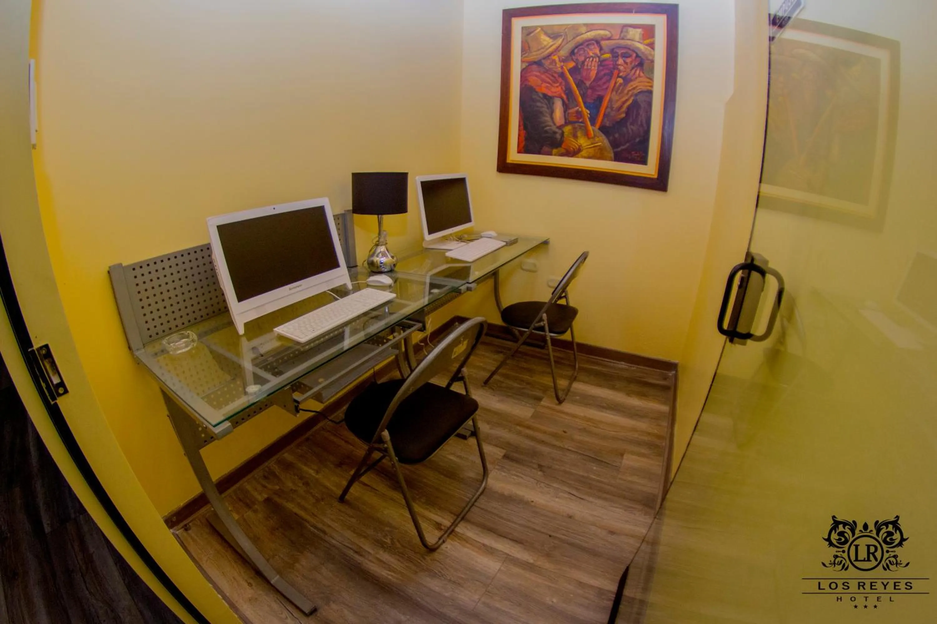 Library in Hotel Los Reyes