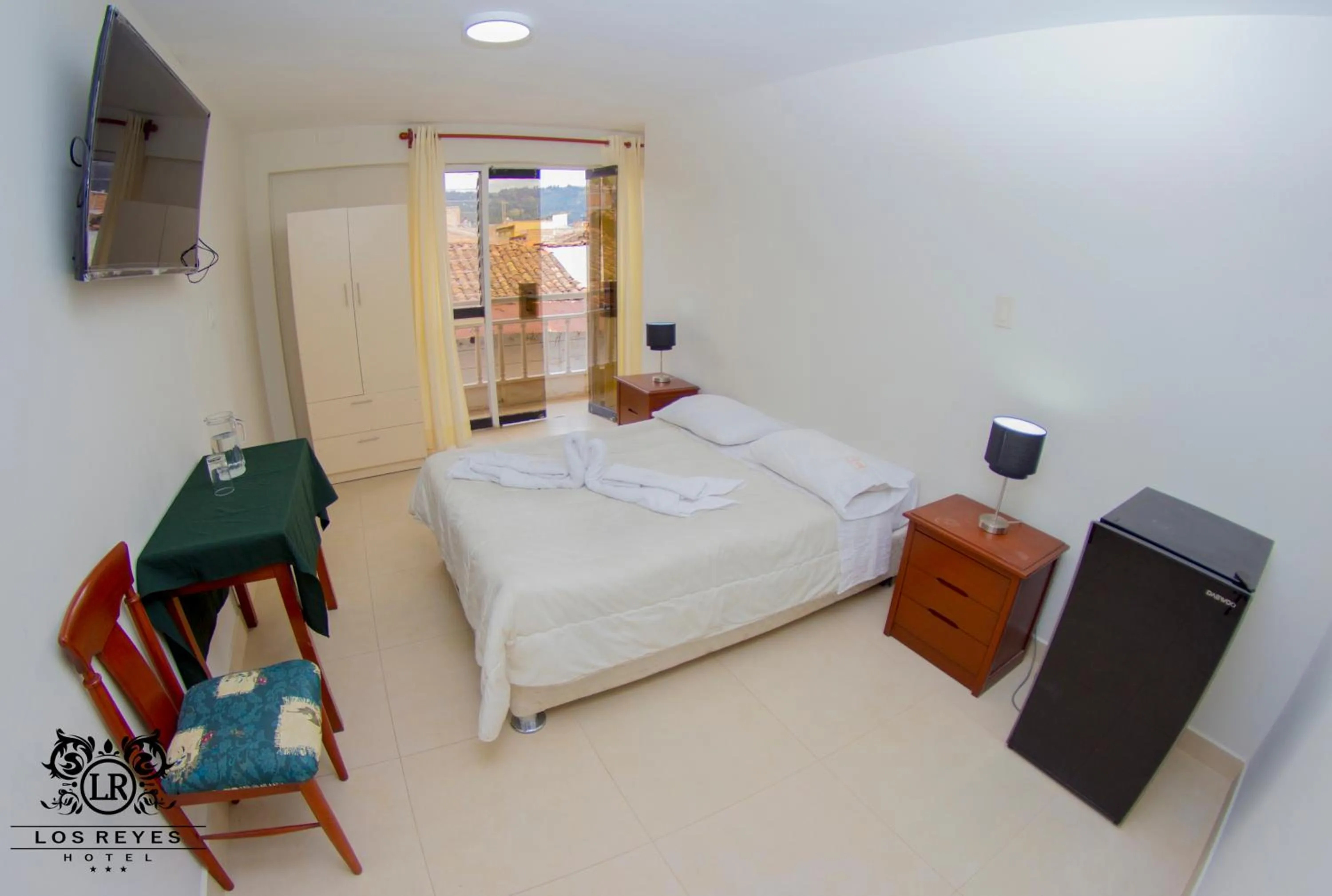 Balcony/Terrace, Bed in Hotel Los Reyes