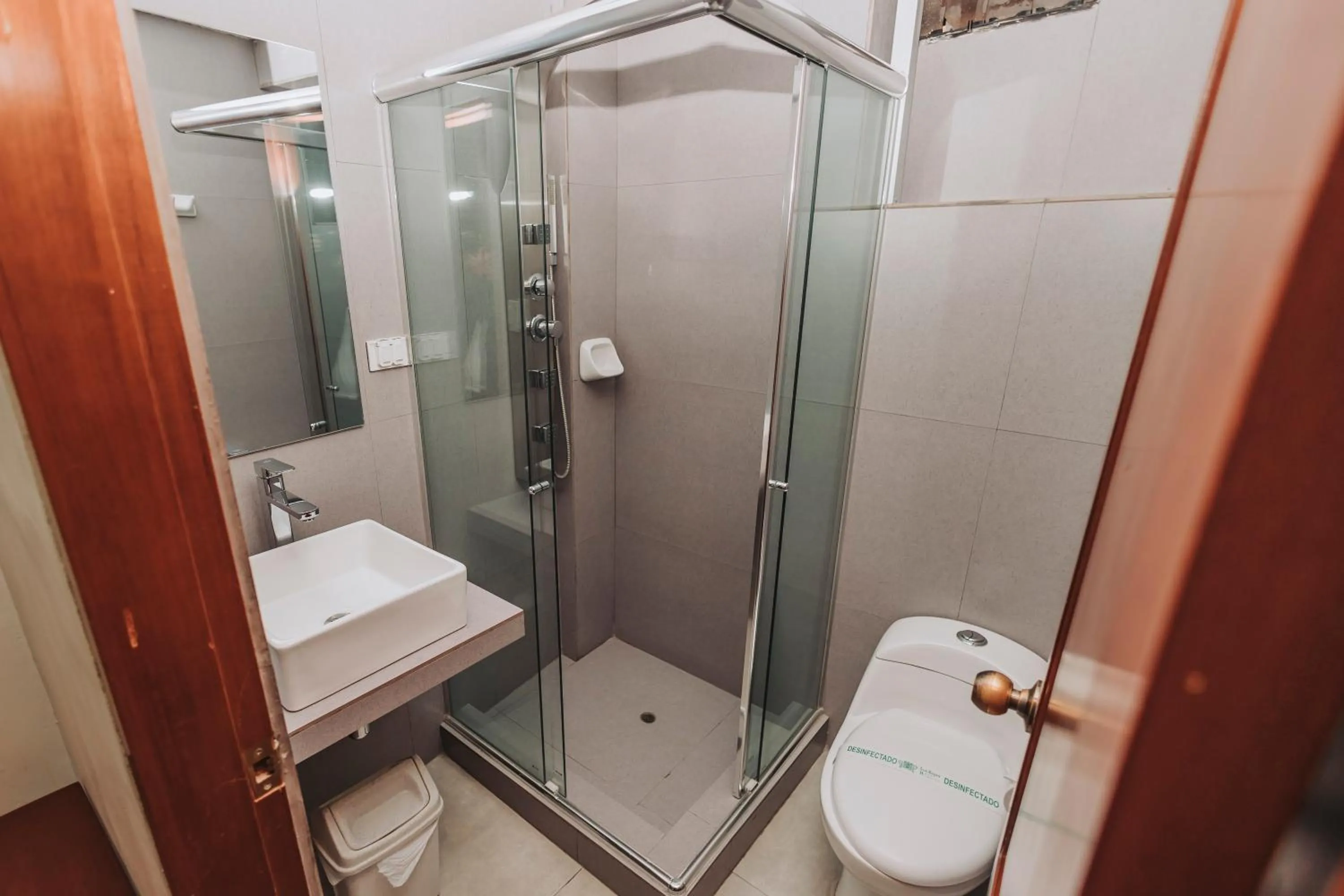 Shower in Hotel Los Reyes