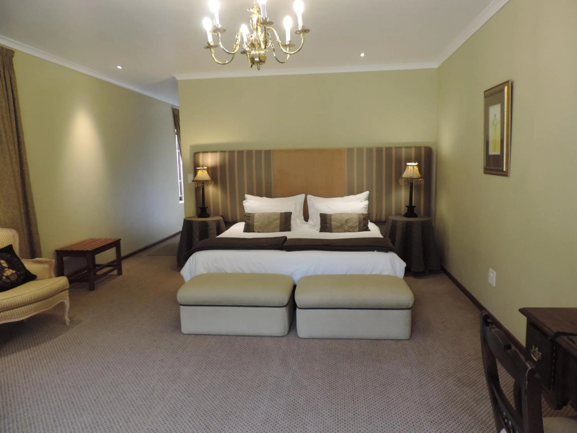 Photo of the whole room, Bed in Milkwood Lodge