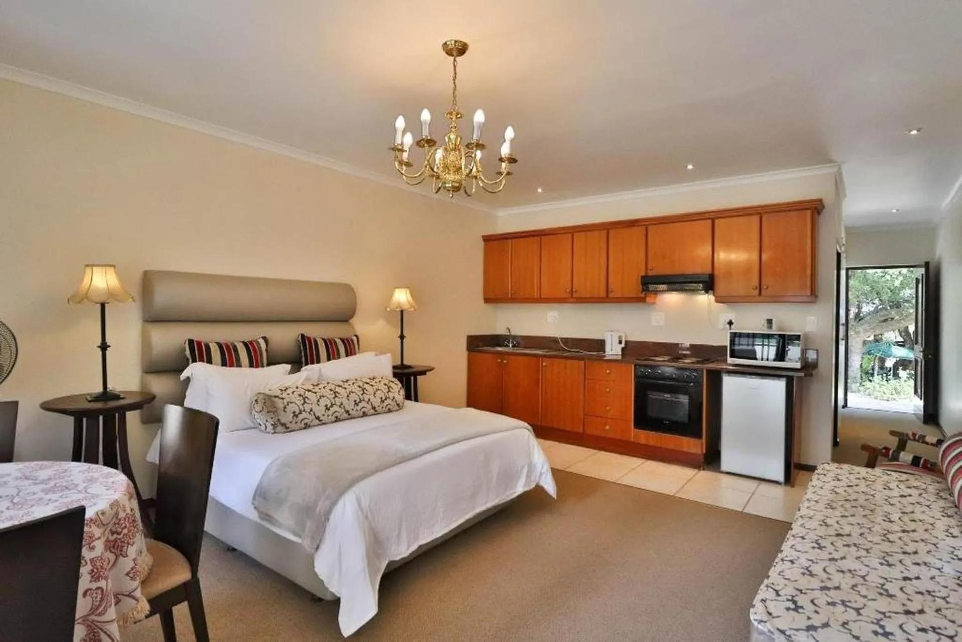 Kitchen or kitchenette, Bed in Milkwood Lodge