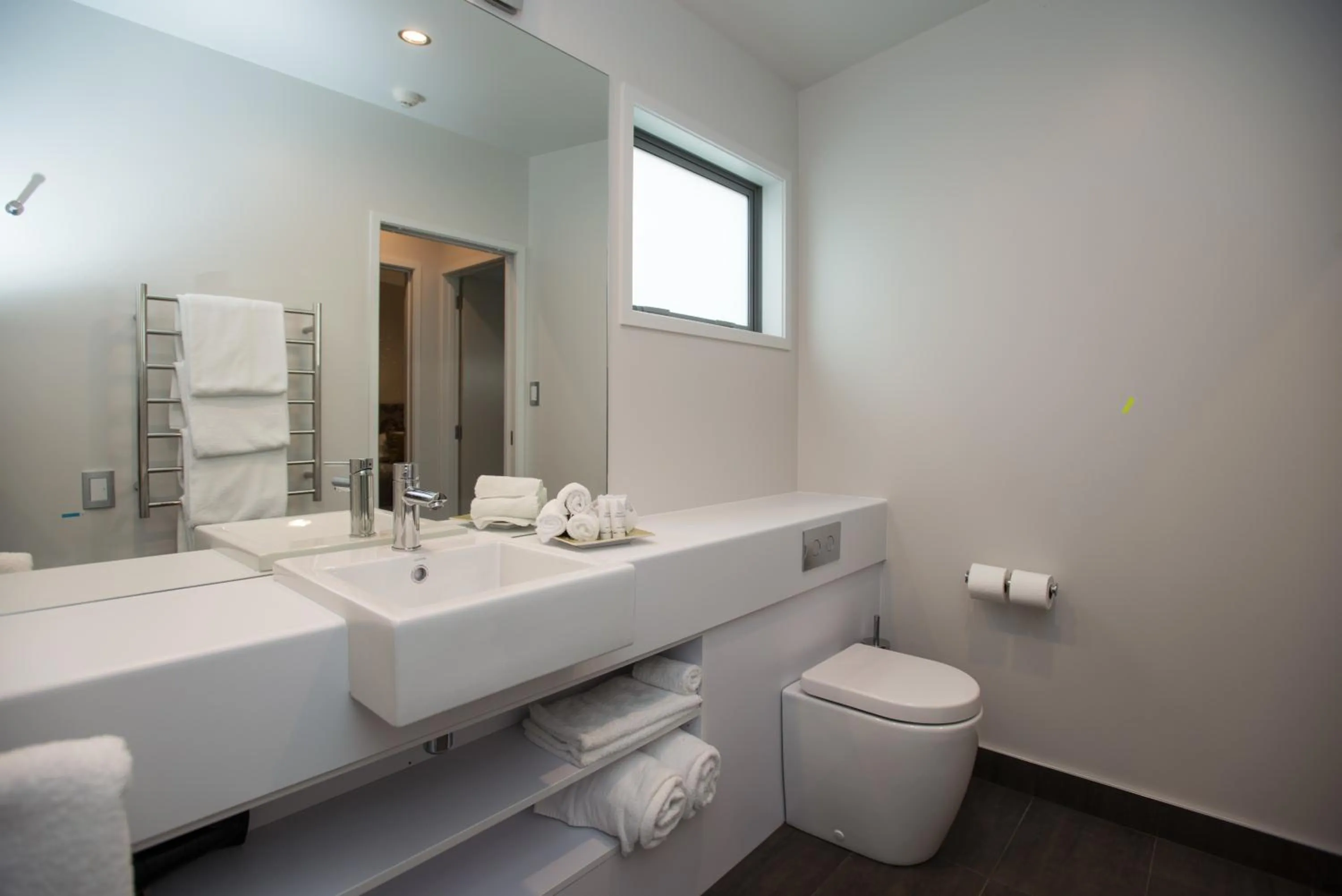 Bathroom in Pedlars Motel