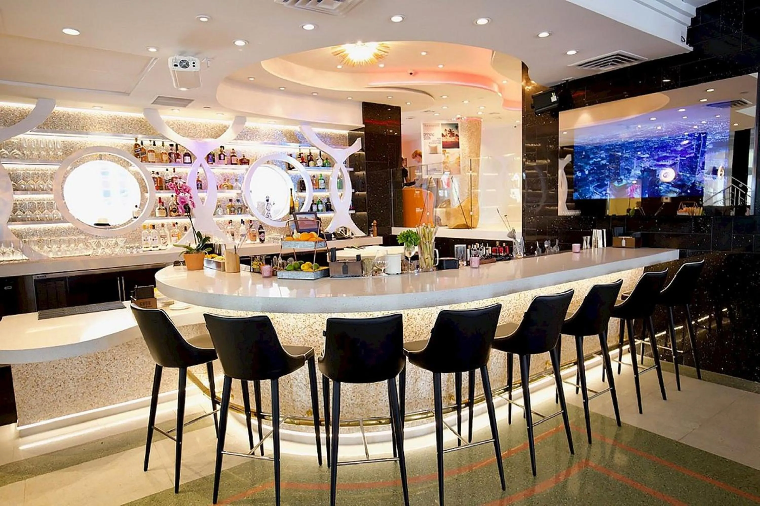 Restaurant/places to eat in Cardozo Hotel