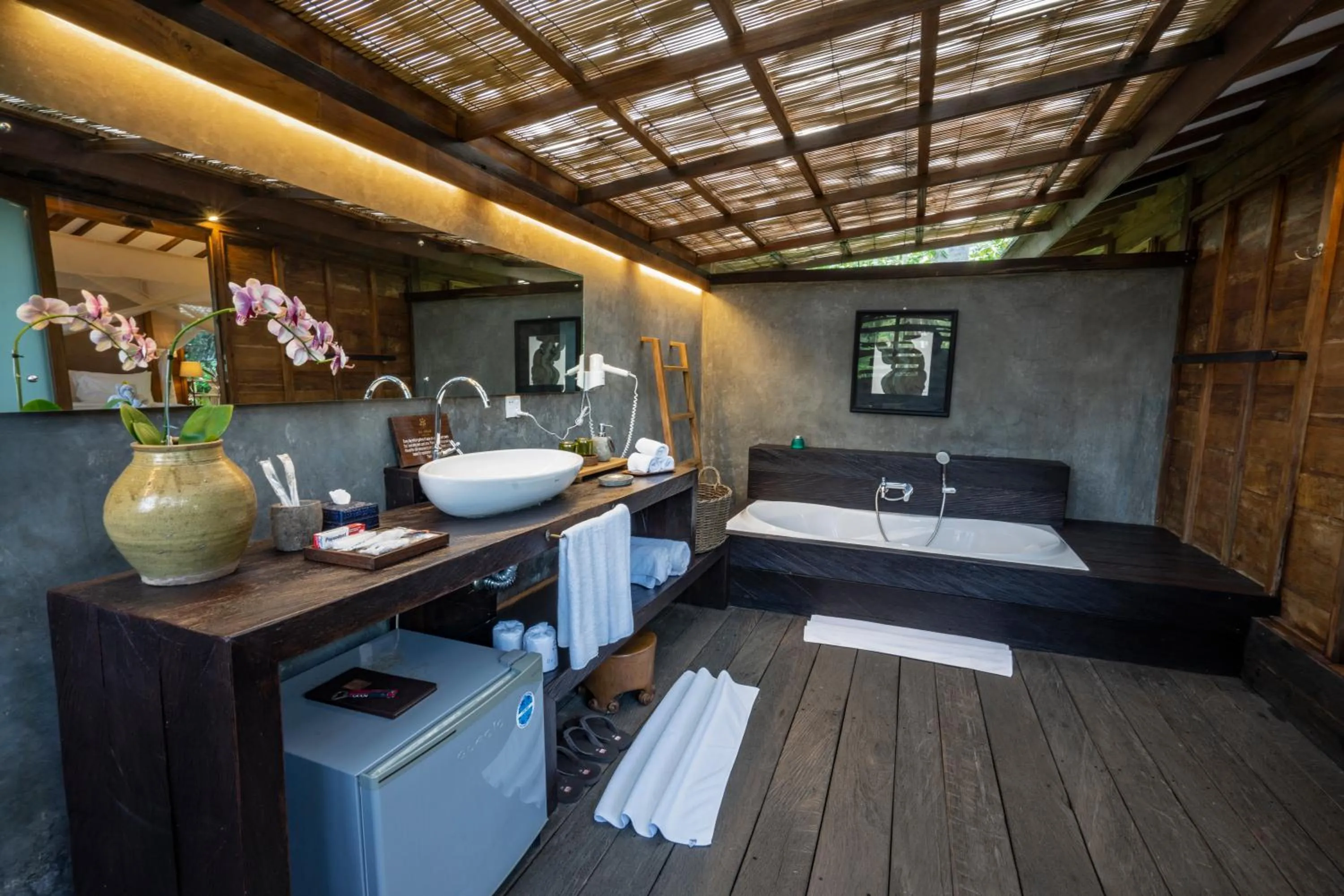 Toilet, Bed in De Ubud Villas & Spa
