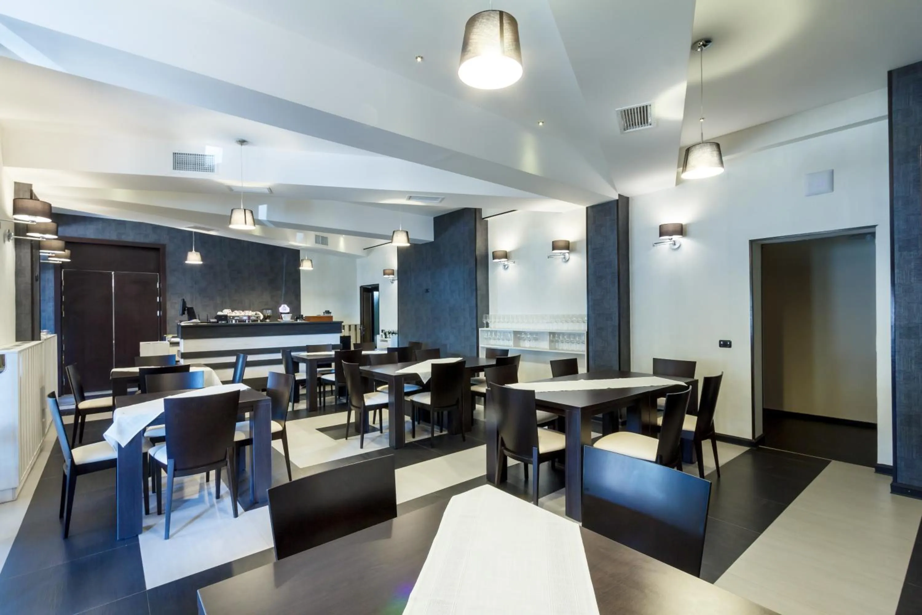 Restaurant/places to eat in YMY HOTELS Târgu Jiu
