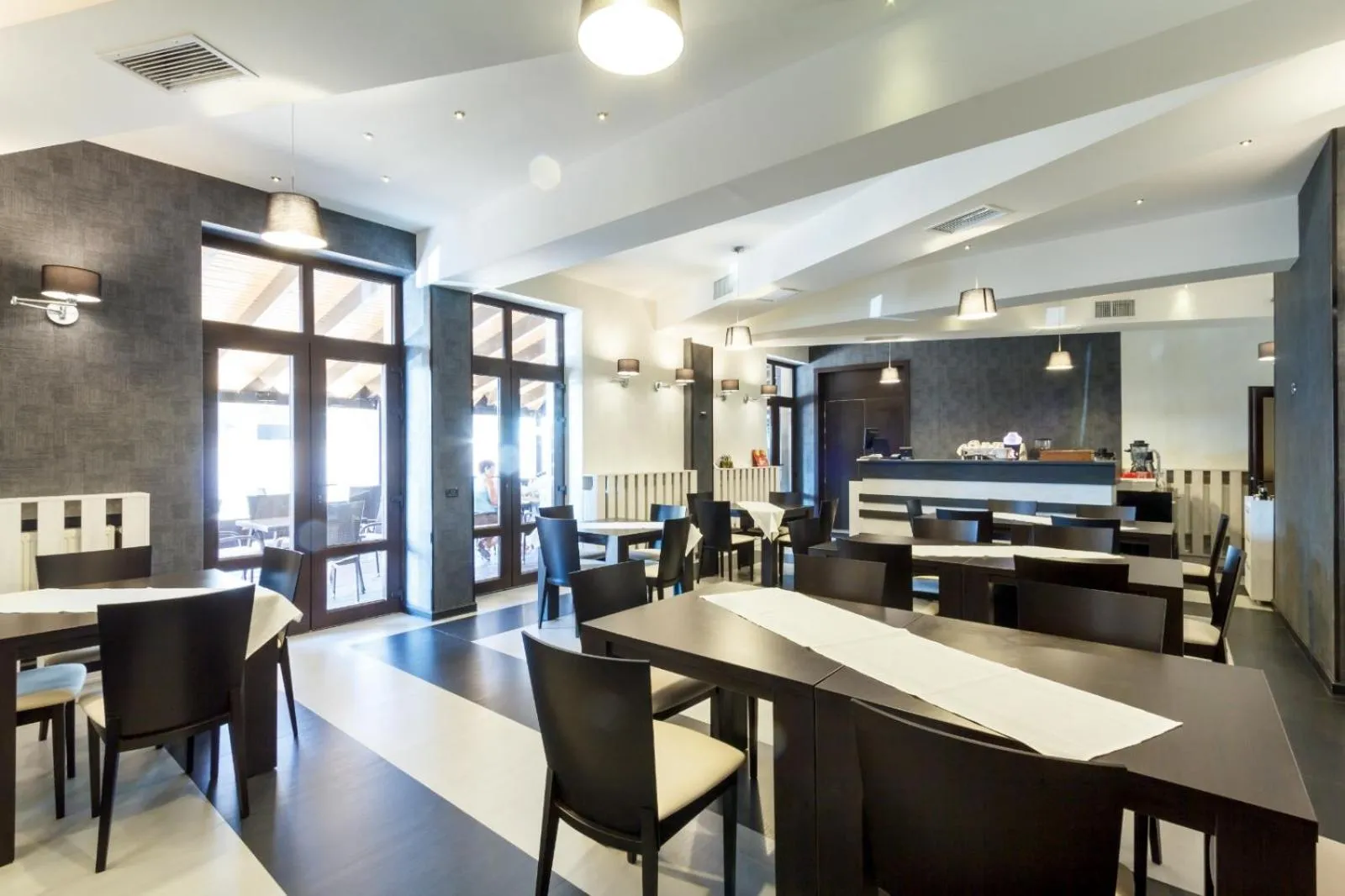 Restaurant/places to eat in YMY HOTELS Târgu Jiu