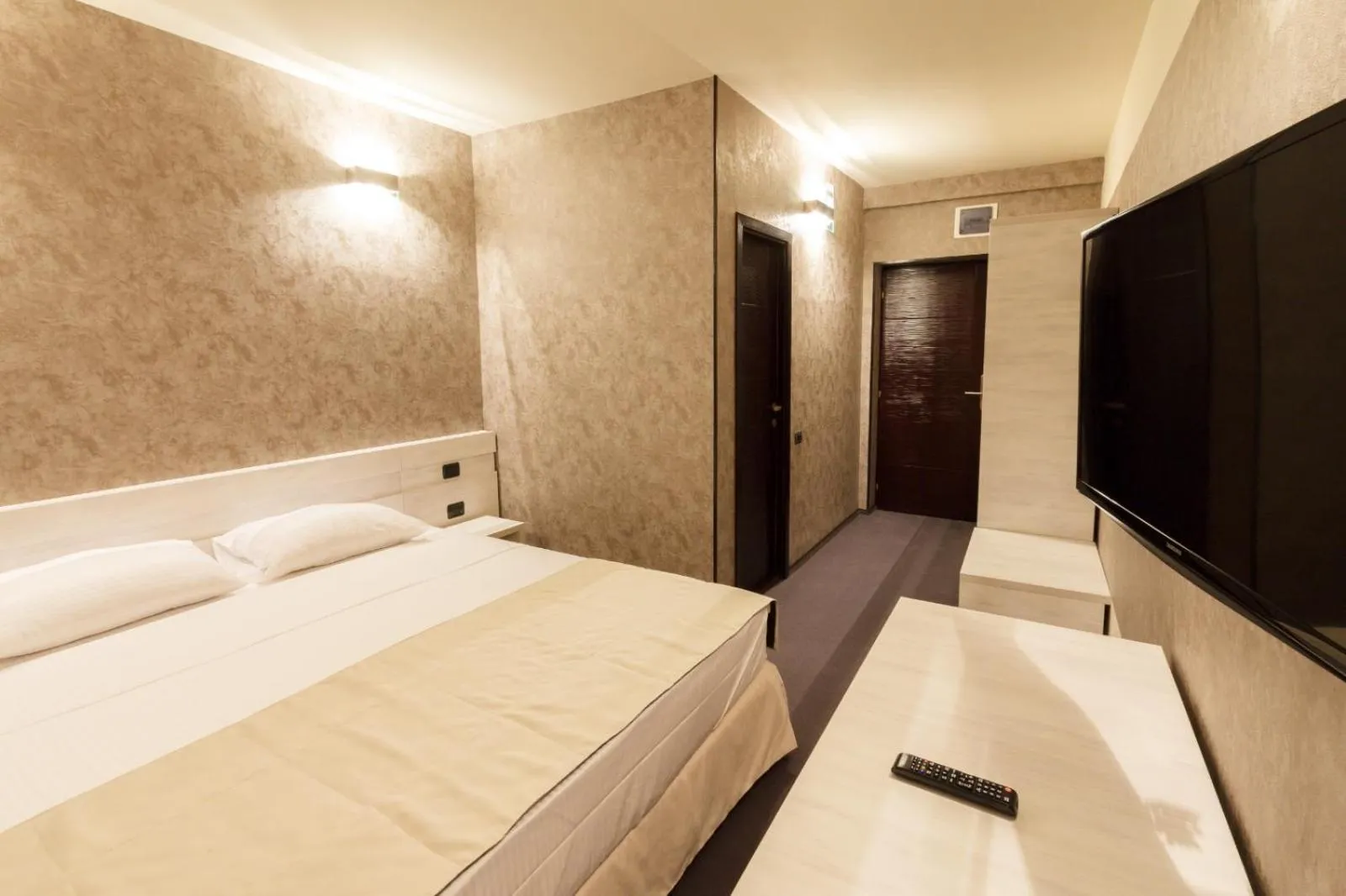 Communal lounge/ TV room, Bed in YMY HOTELS Târgu Jiu