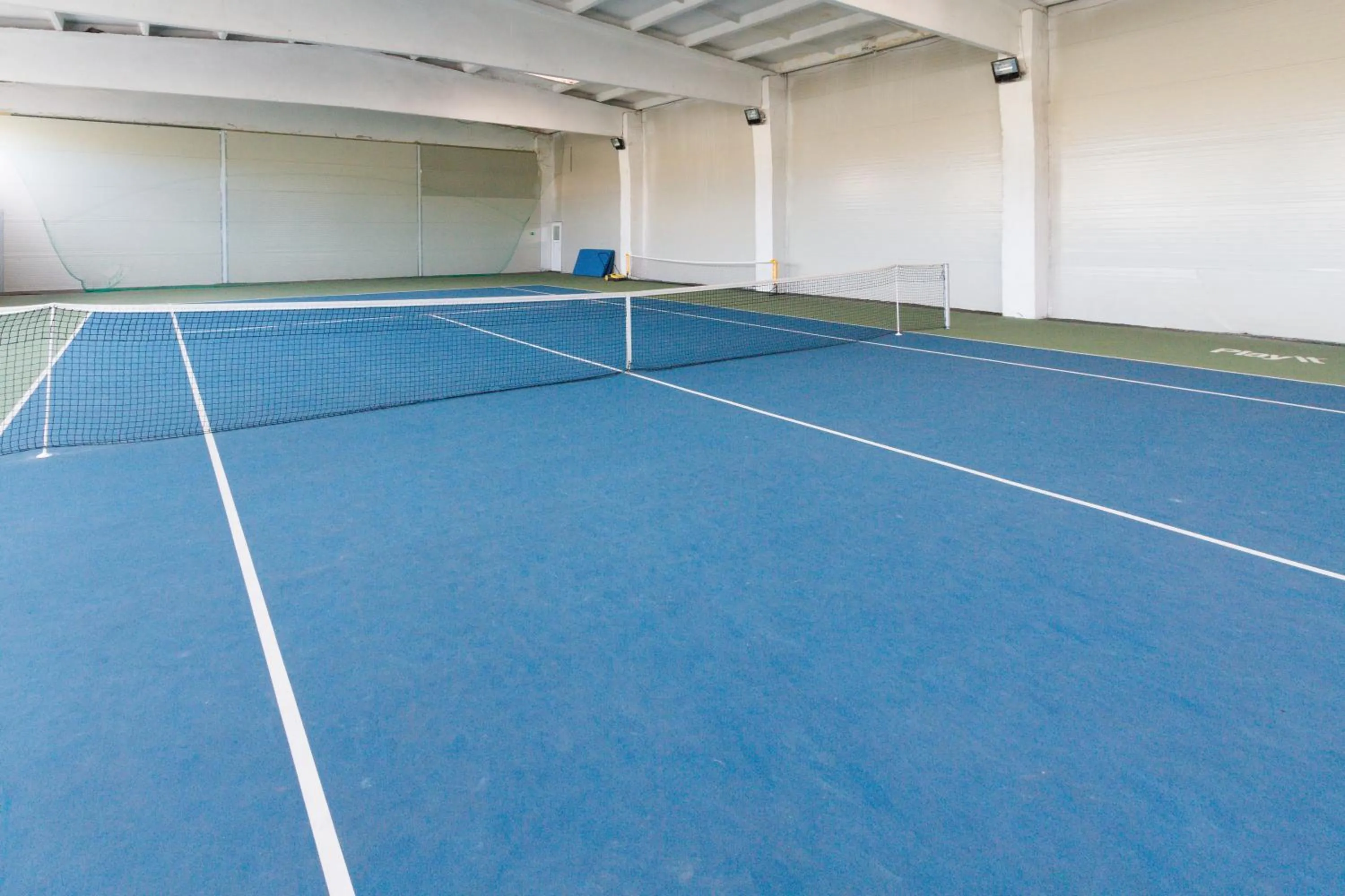 Tennis court in YMY HOTELS Târgu Jiu