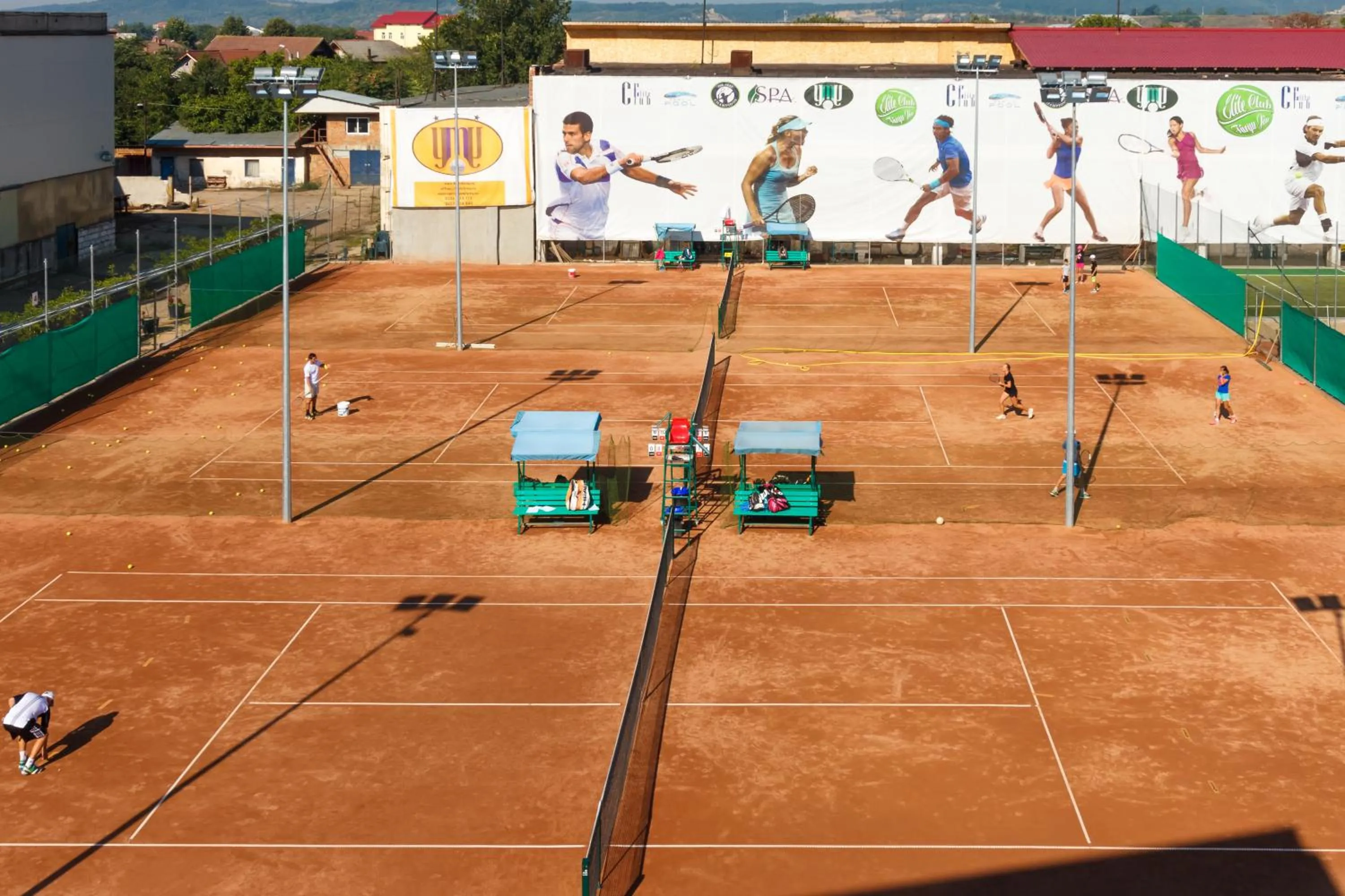 Tennis court in YMY HOTELS Târgu Jiu