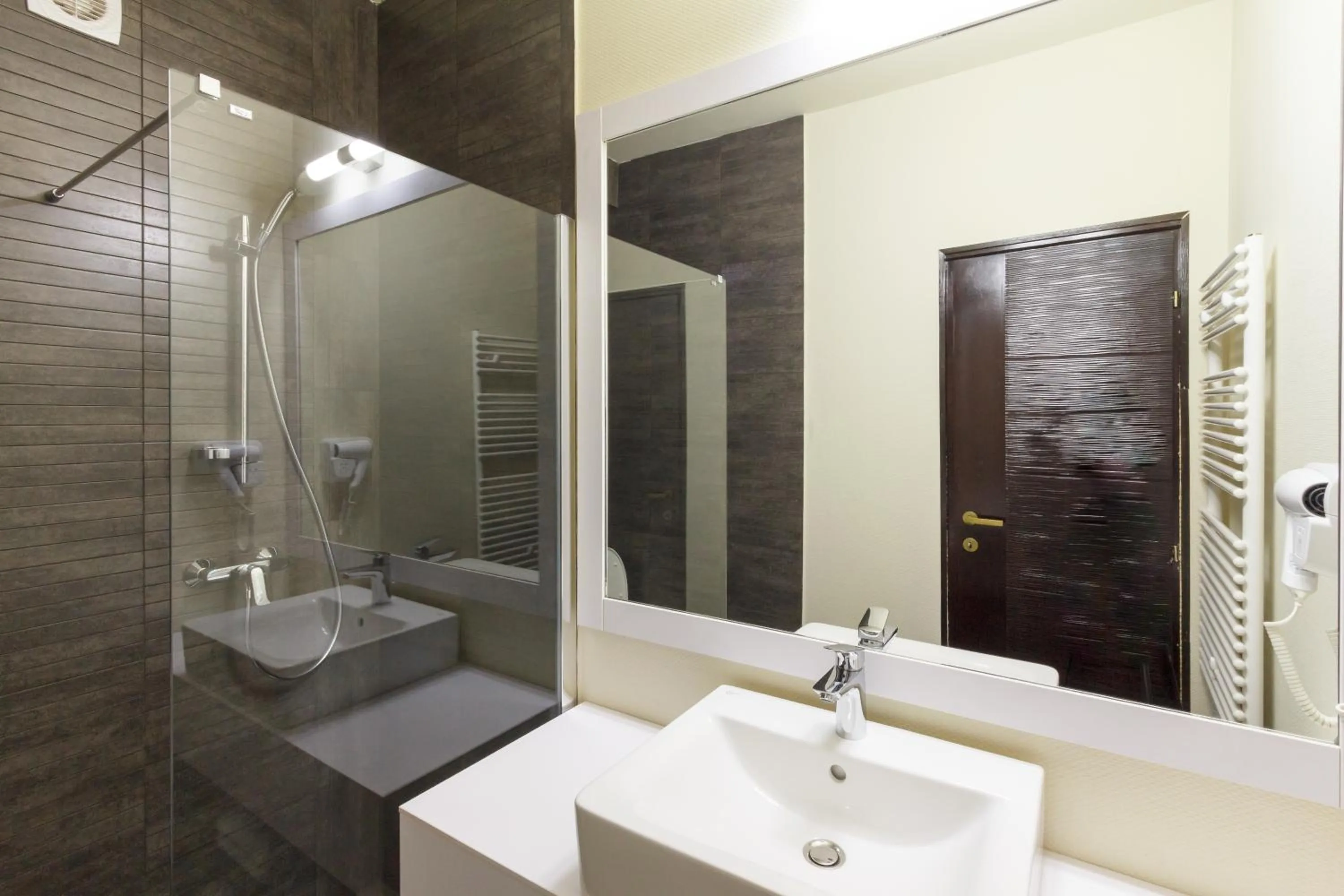 Bathroom in YMY HOTELS Târgu Jiu