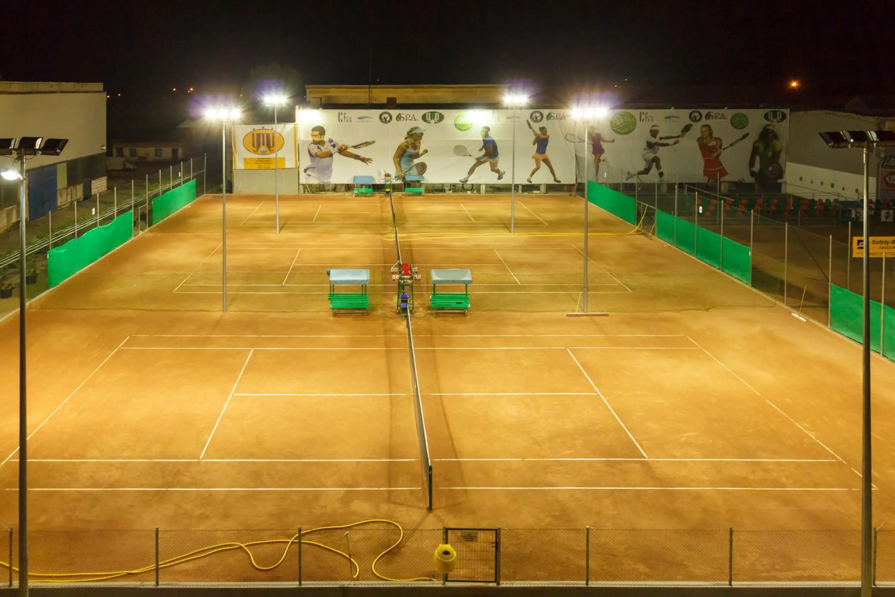 Tennis court in YMY HOTELS Târgu Jiu