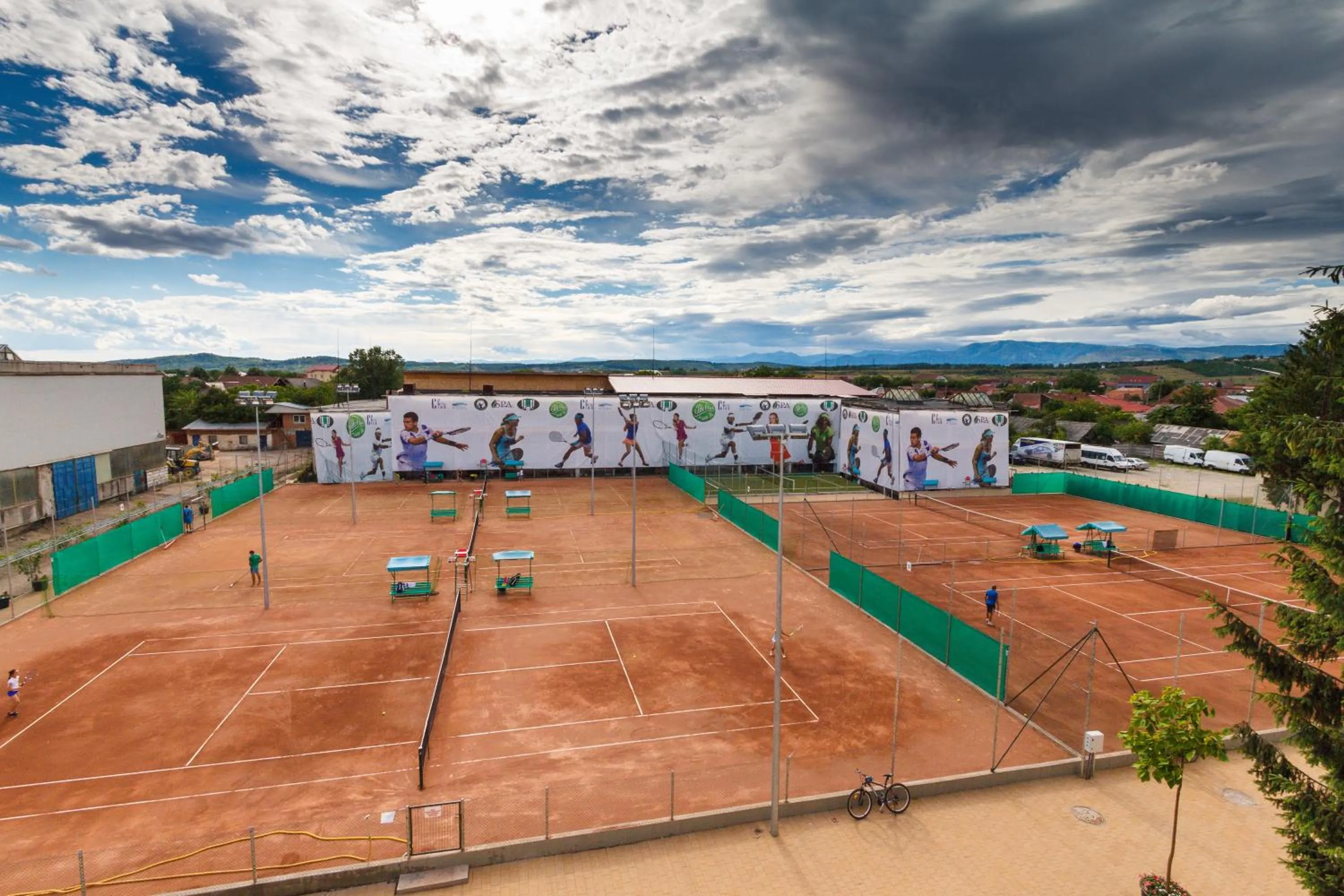 Tennis court in YMY HOTELS Târgu Jiu