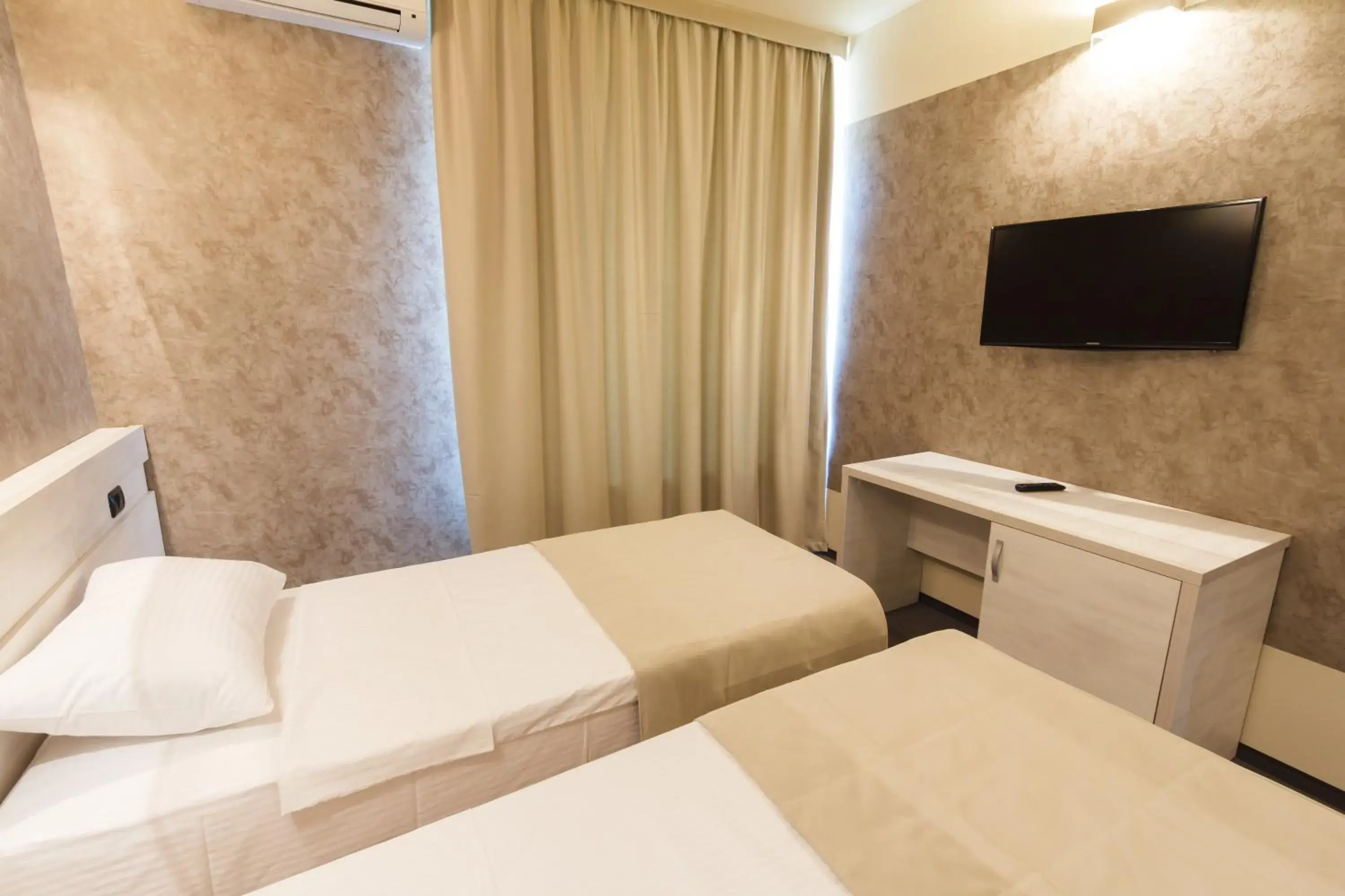 Triple Room in YMY HOTELS Târgu Jiu Triple Room in YMY HOTELS Târgu Jiu