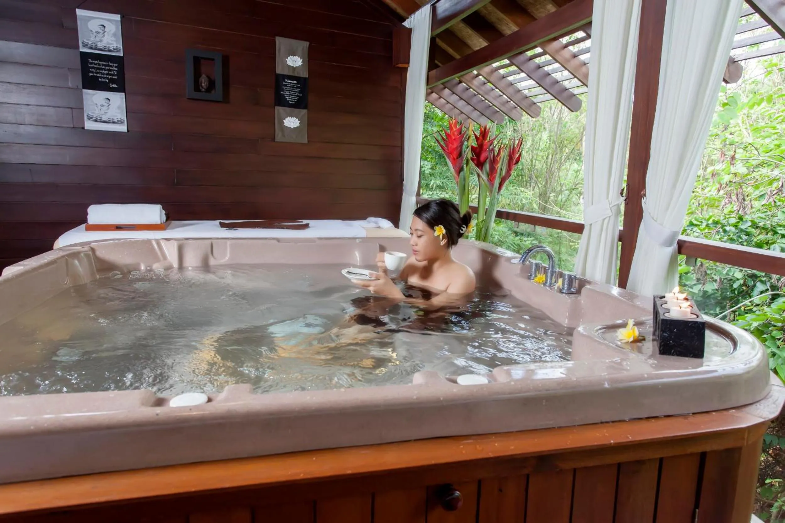 Hot Tub in Sanctoo Suites & Villas