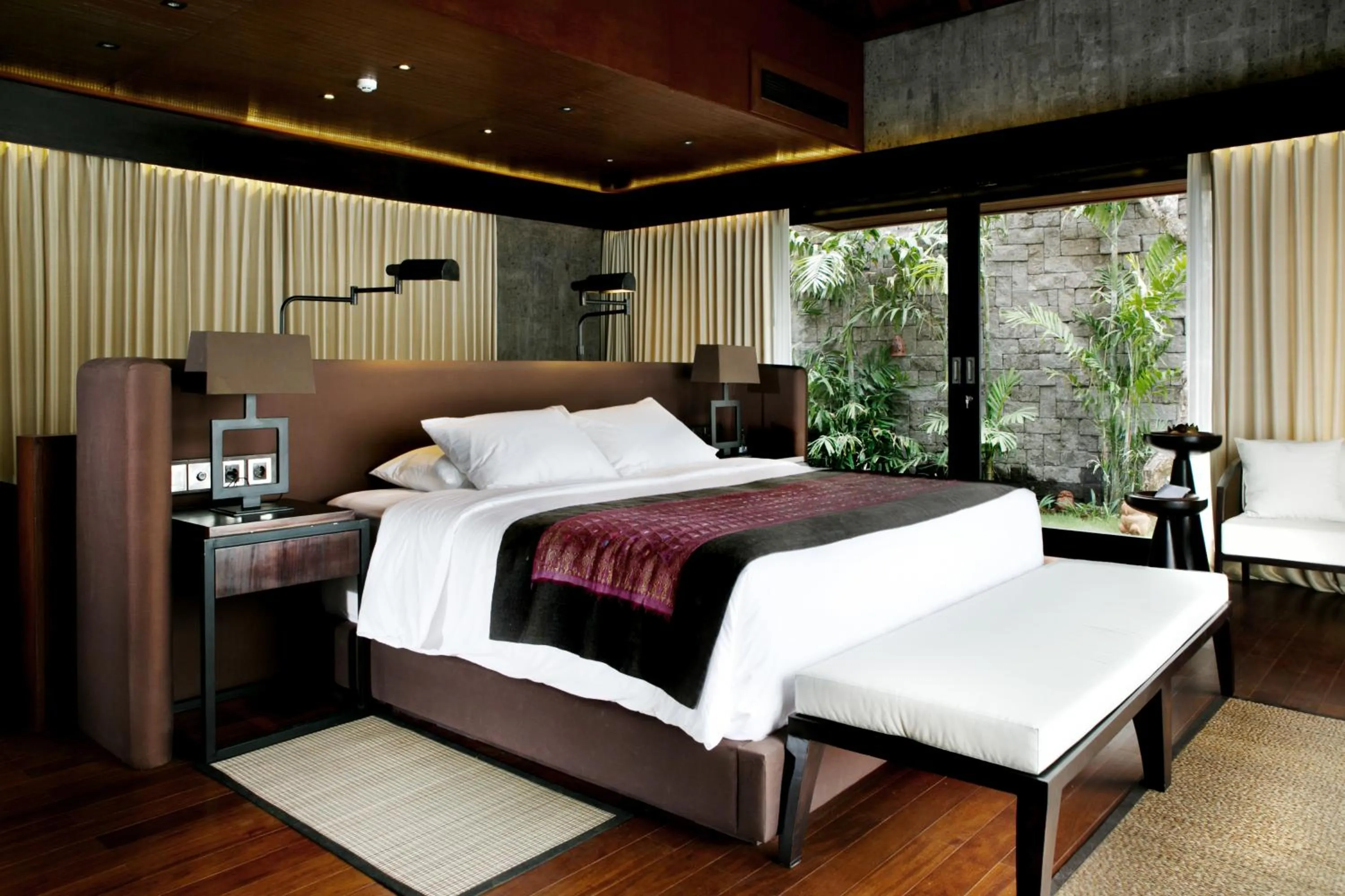 Bed in Sanctoo Suites & Villas