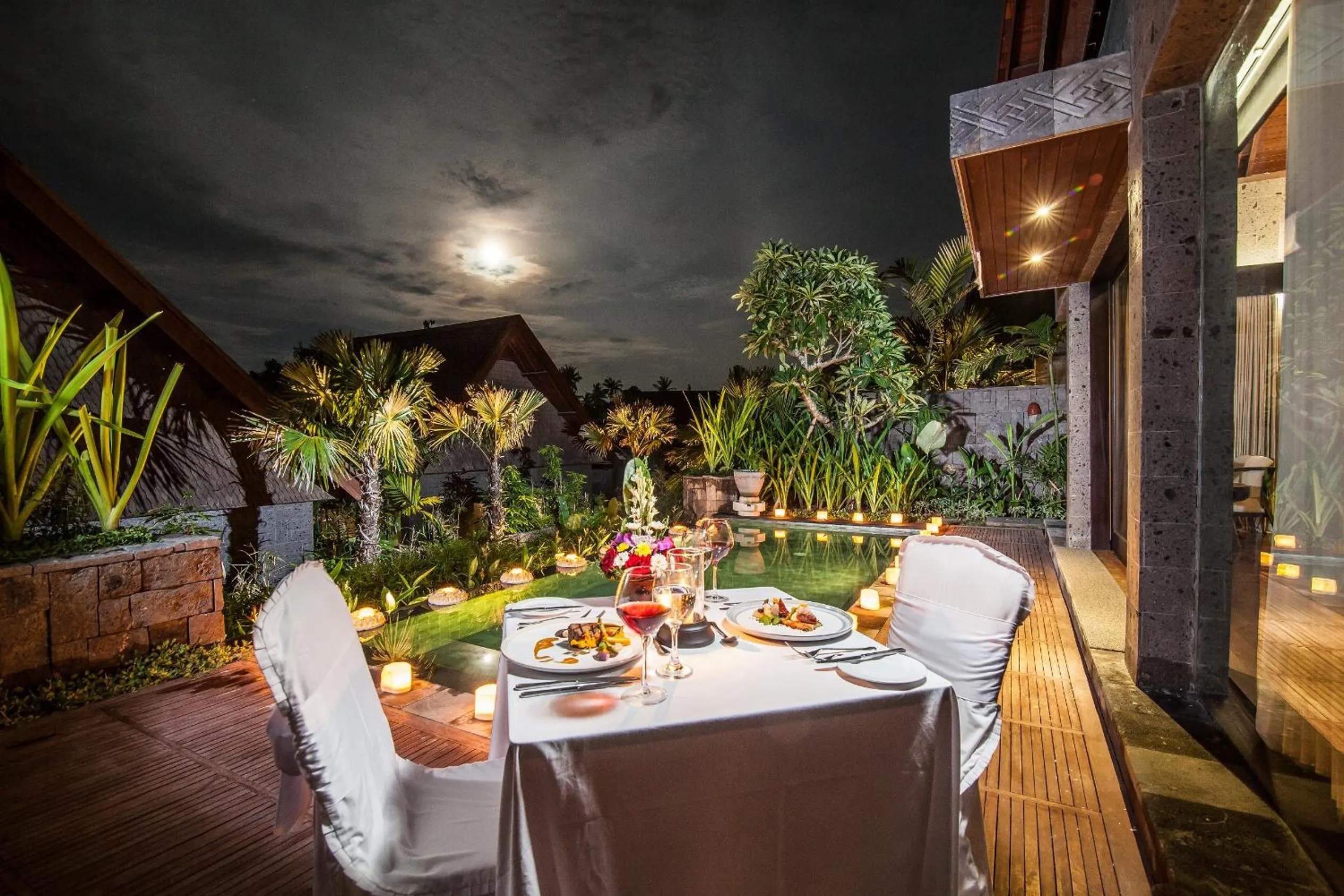 Restaurant/places to eat in Sanctoo Suites & Villas