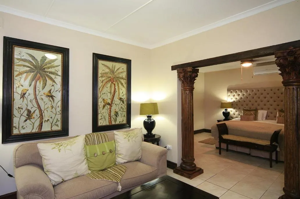 Bathroom, Bed in Valley Lodge