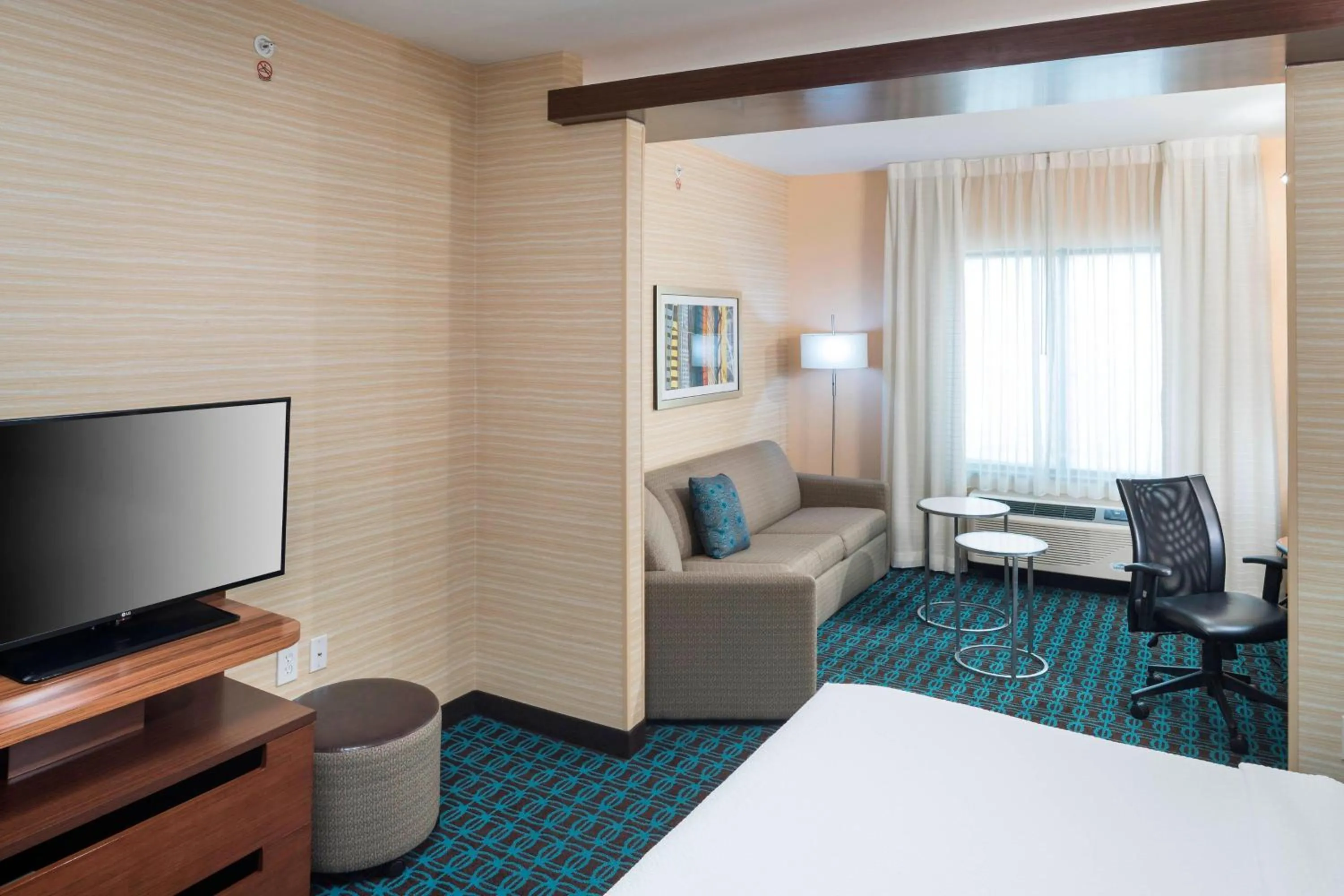 Living room, Bed in Fairfield Inn & Suites by Marriott Houston Pasadena