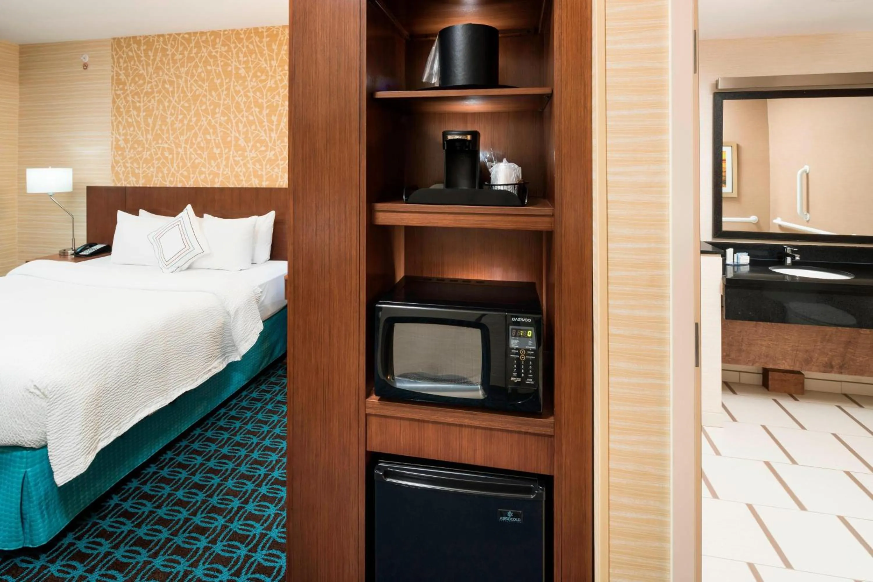 Photo of the whole room, Bed in Fairfield Inn & Suites by Marriott Houston Pasadena