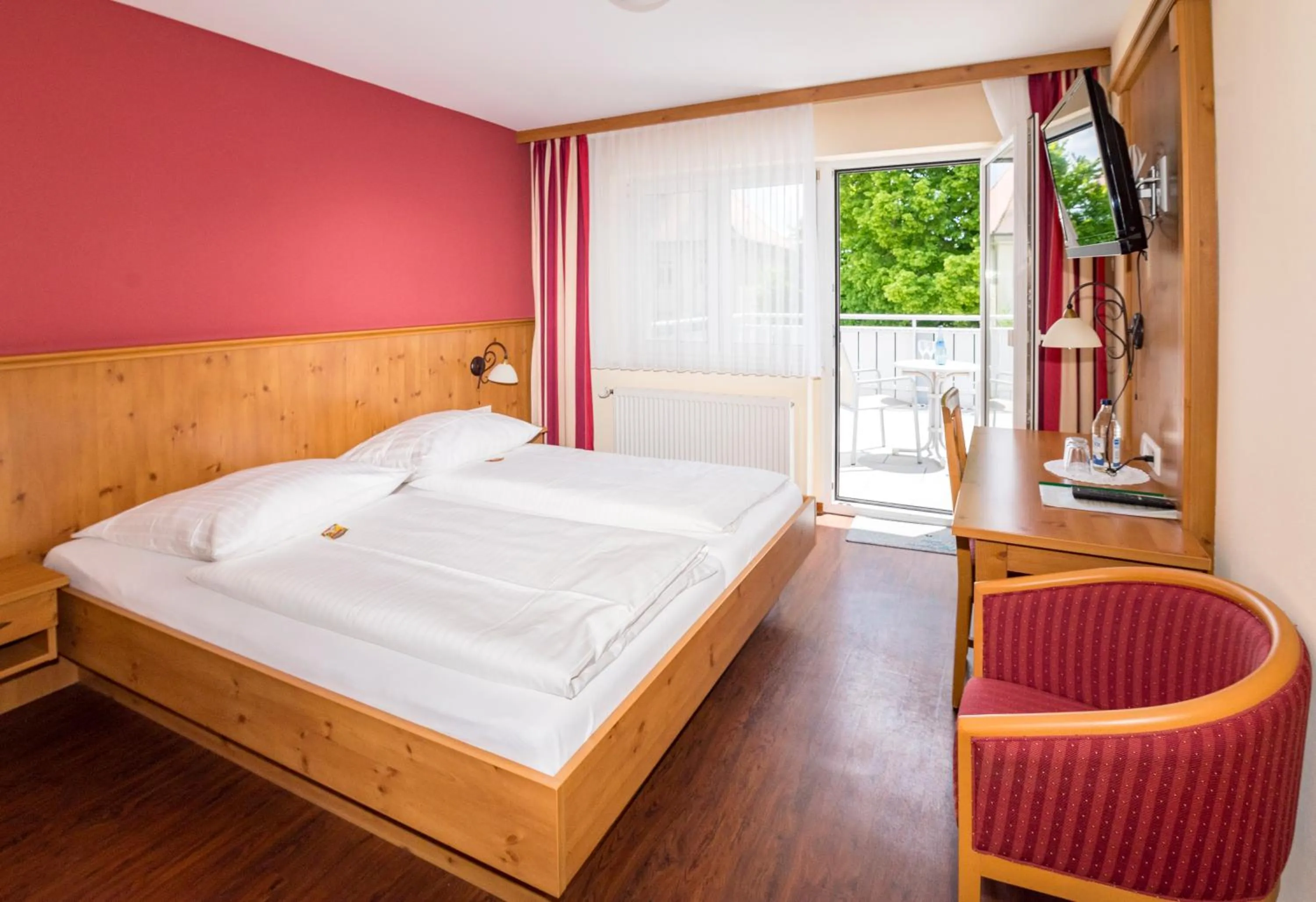 Double Room with Balcony in Landgasthof Linde - In ruhiger, ländlicher Umgebung