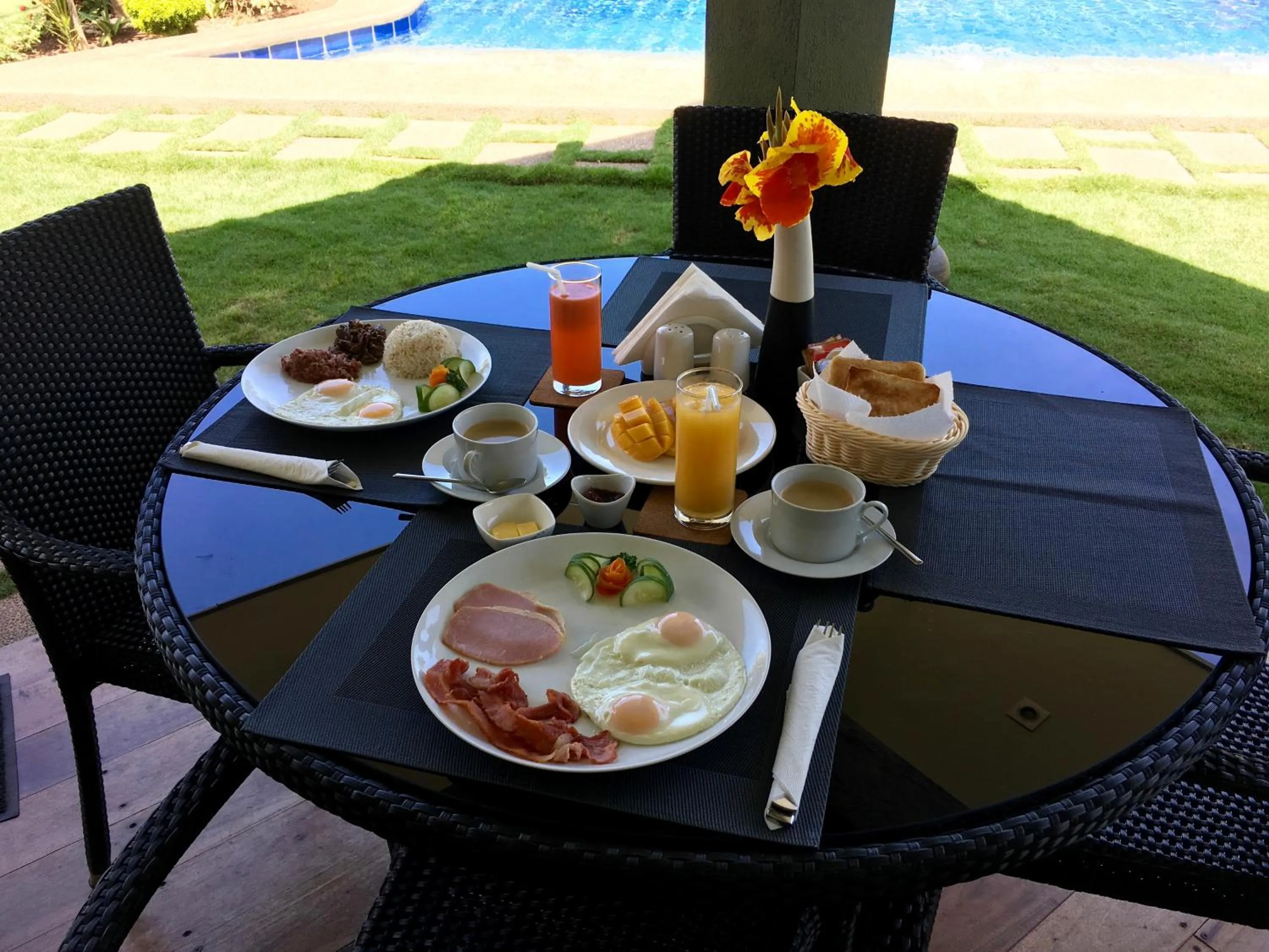 Restaurant/places to eat in Alona Royal Palm Resort