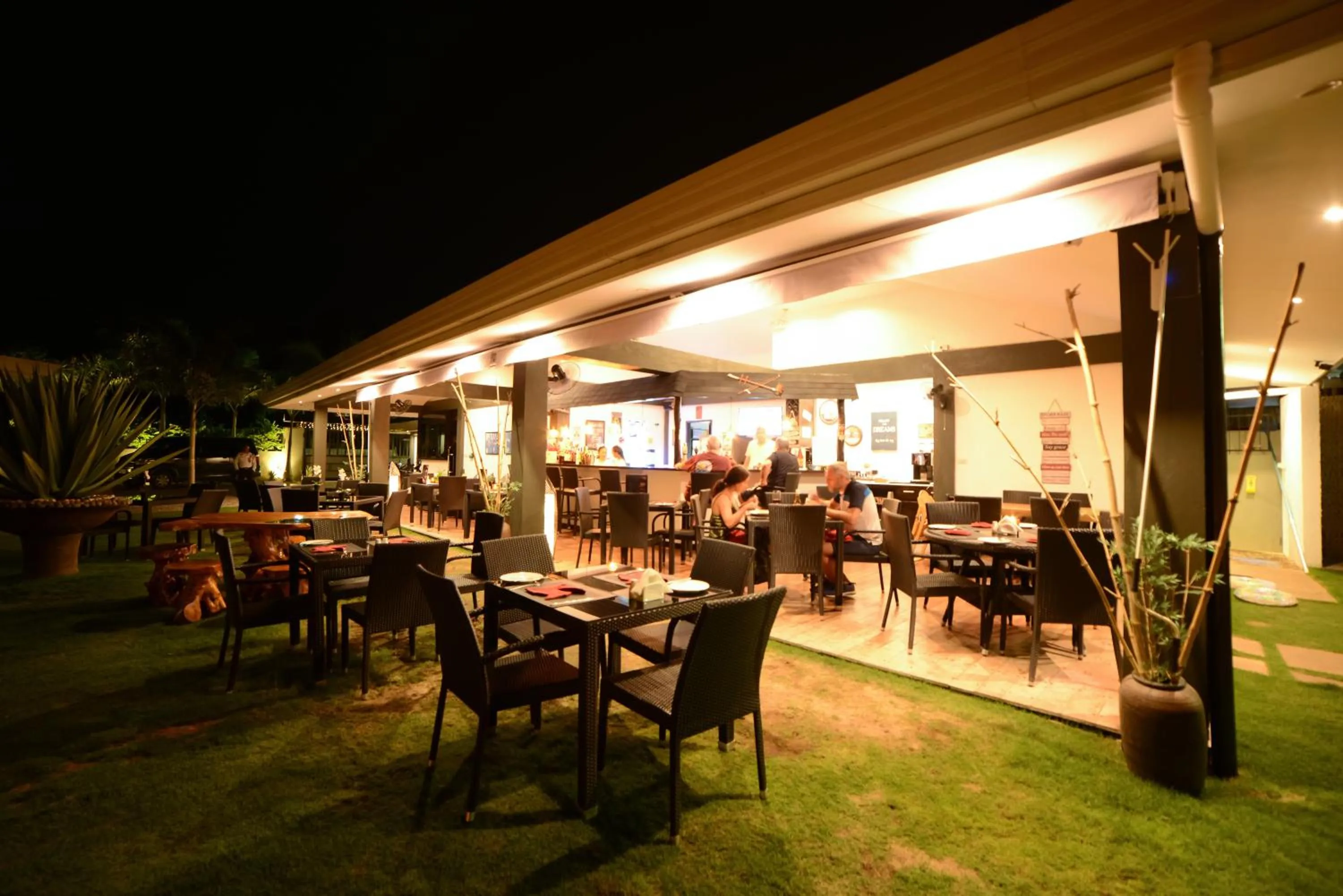 Restaurant/places to eat in Alona Royal Palm Resort