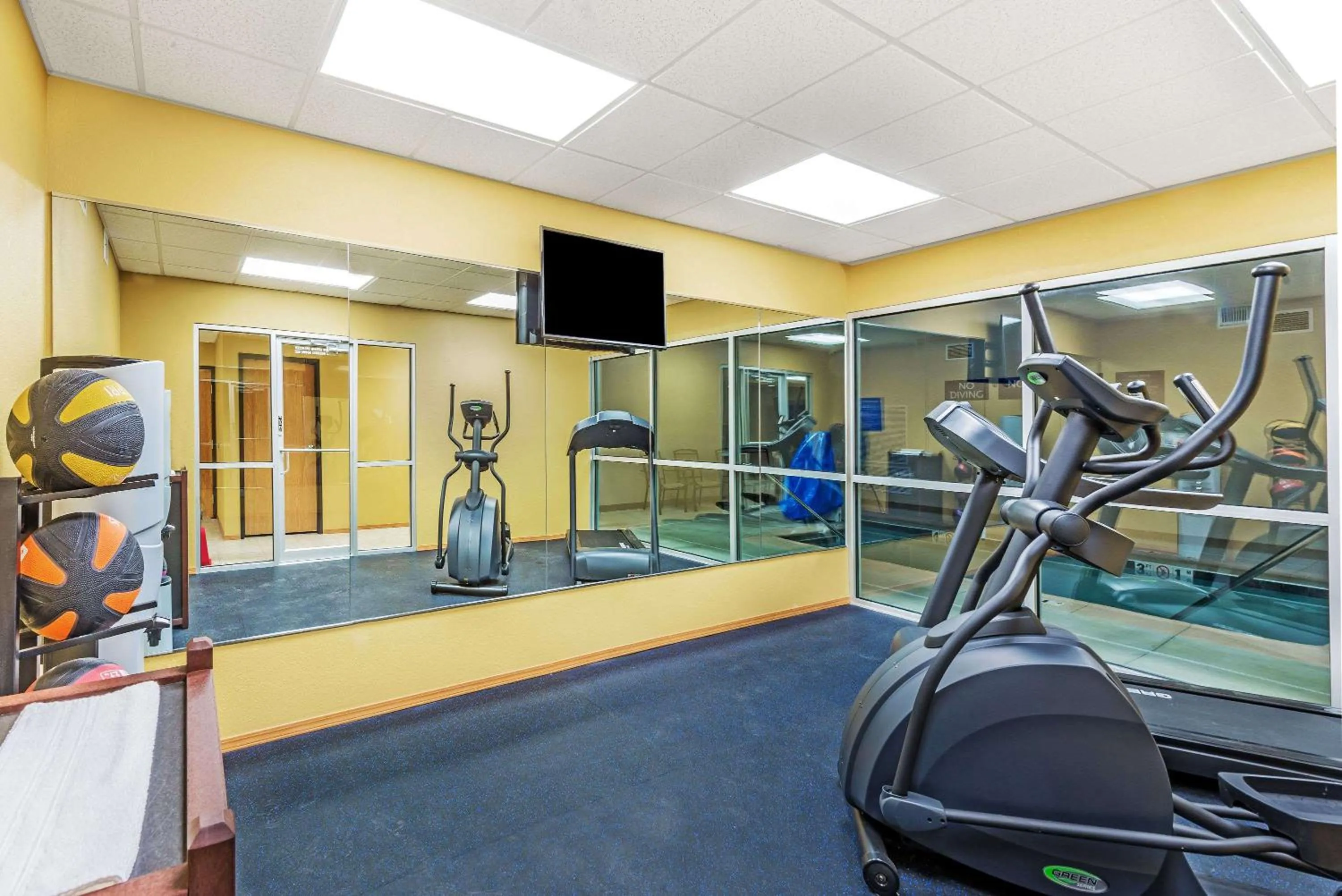 Fitness centre/facilities in Days Inn & Suites by Wyndham El Dorado