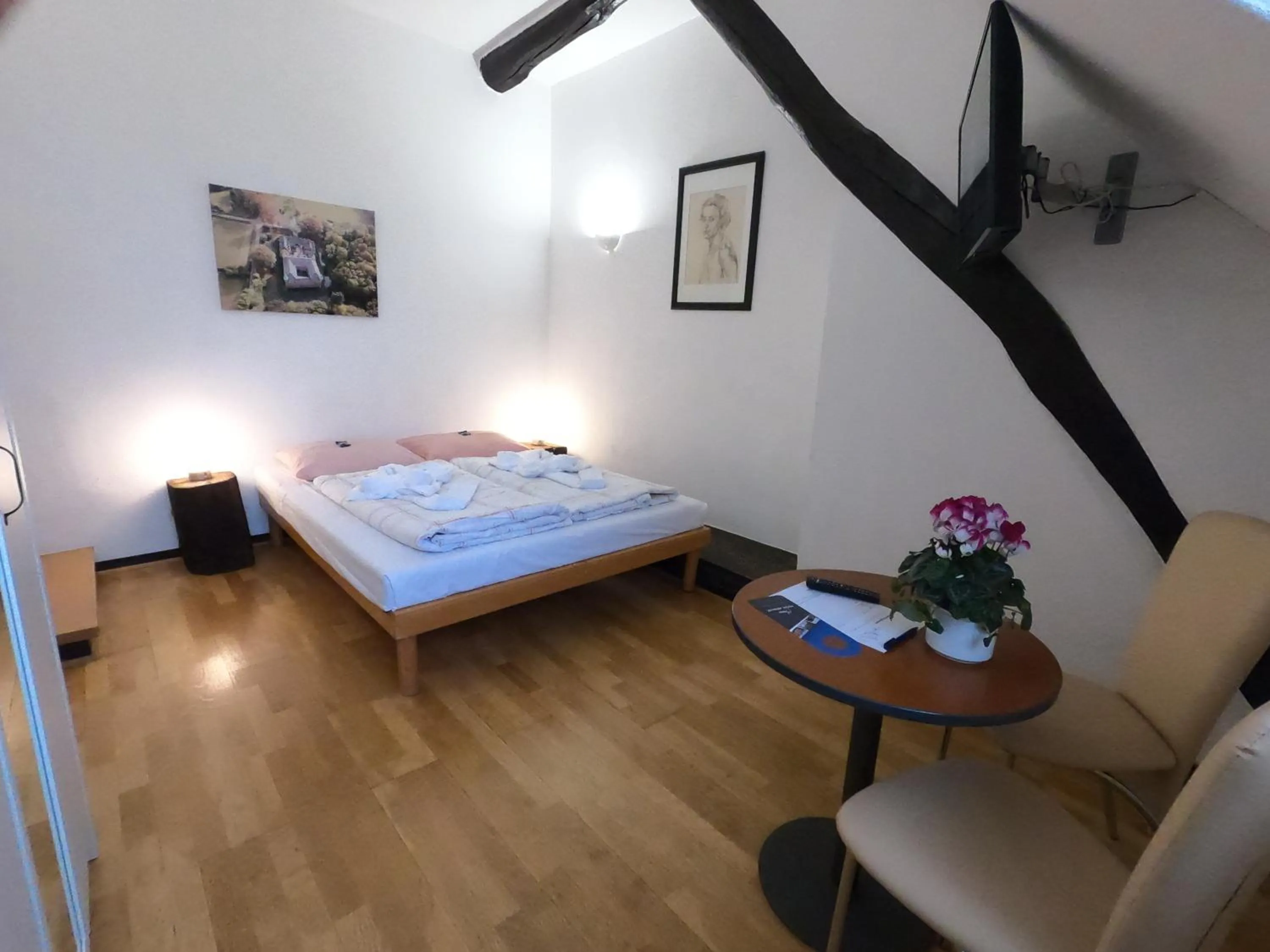 Photo of the whole room, Bed in Hotel Schloss Walbeck