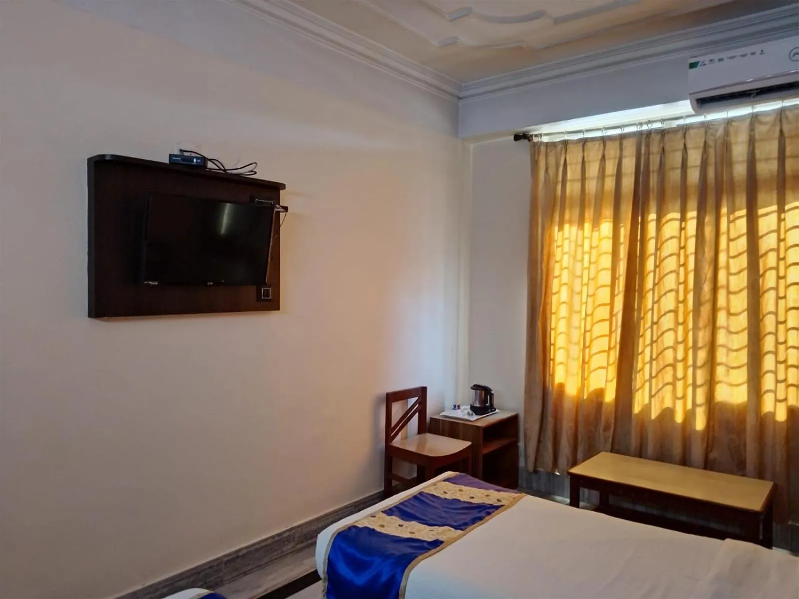 TV and multimedia, Bed in Hotel Priya Palace