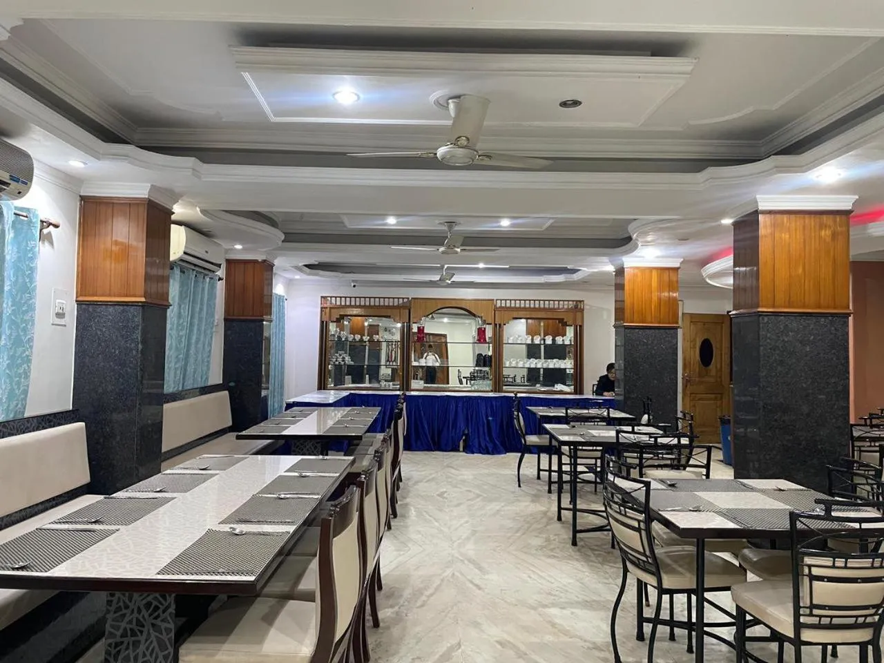 Restaurant/places to eat in Hotel Priya Palace