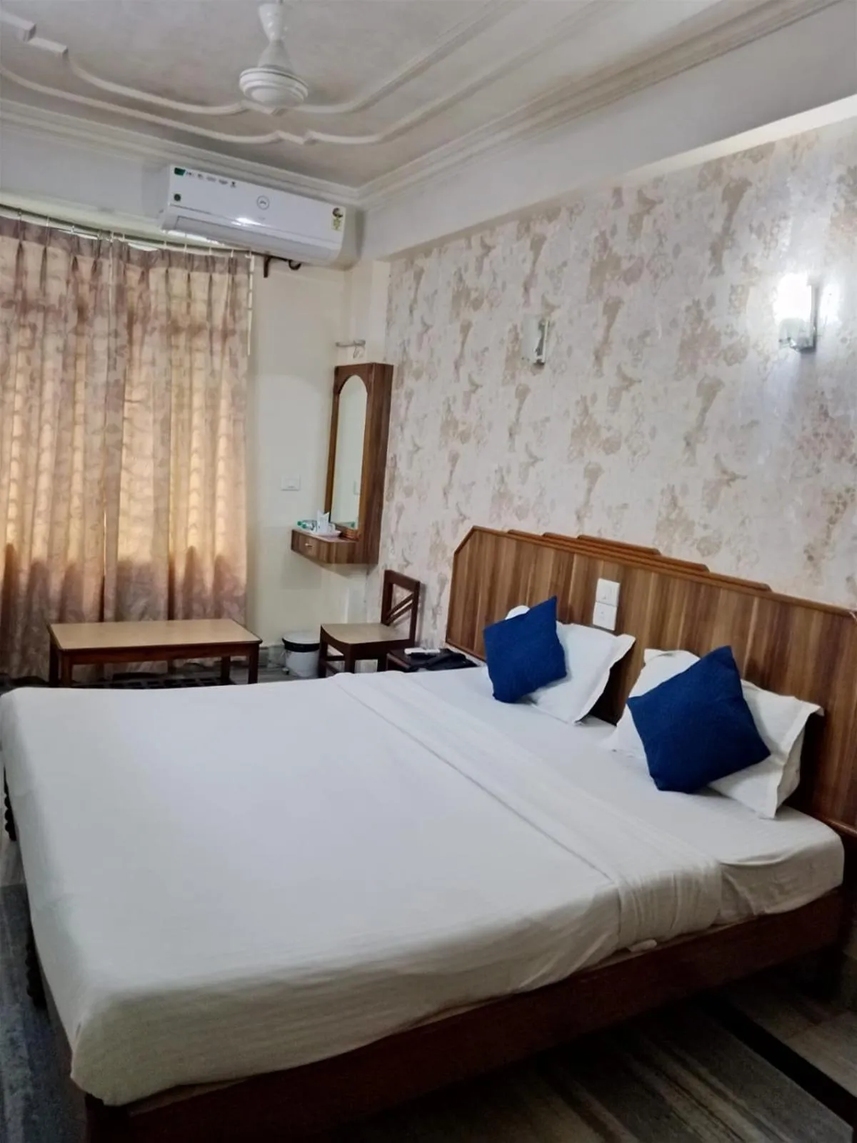 room service, Bed in Hotel Priya Palace