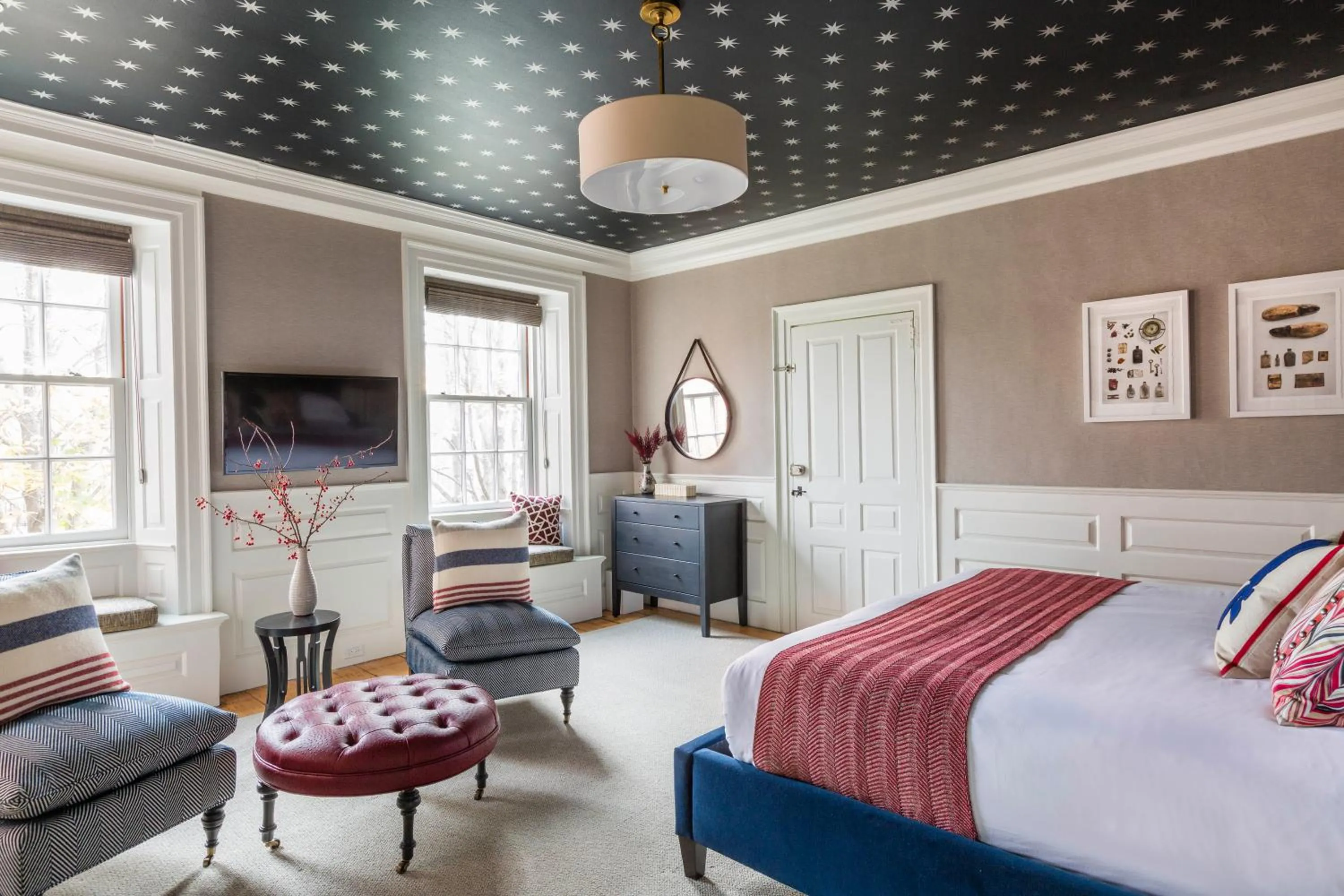 Photo of the whole room, Bed in The Merchant