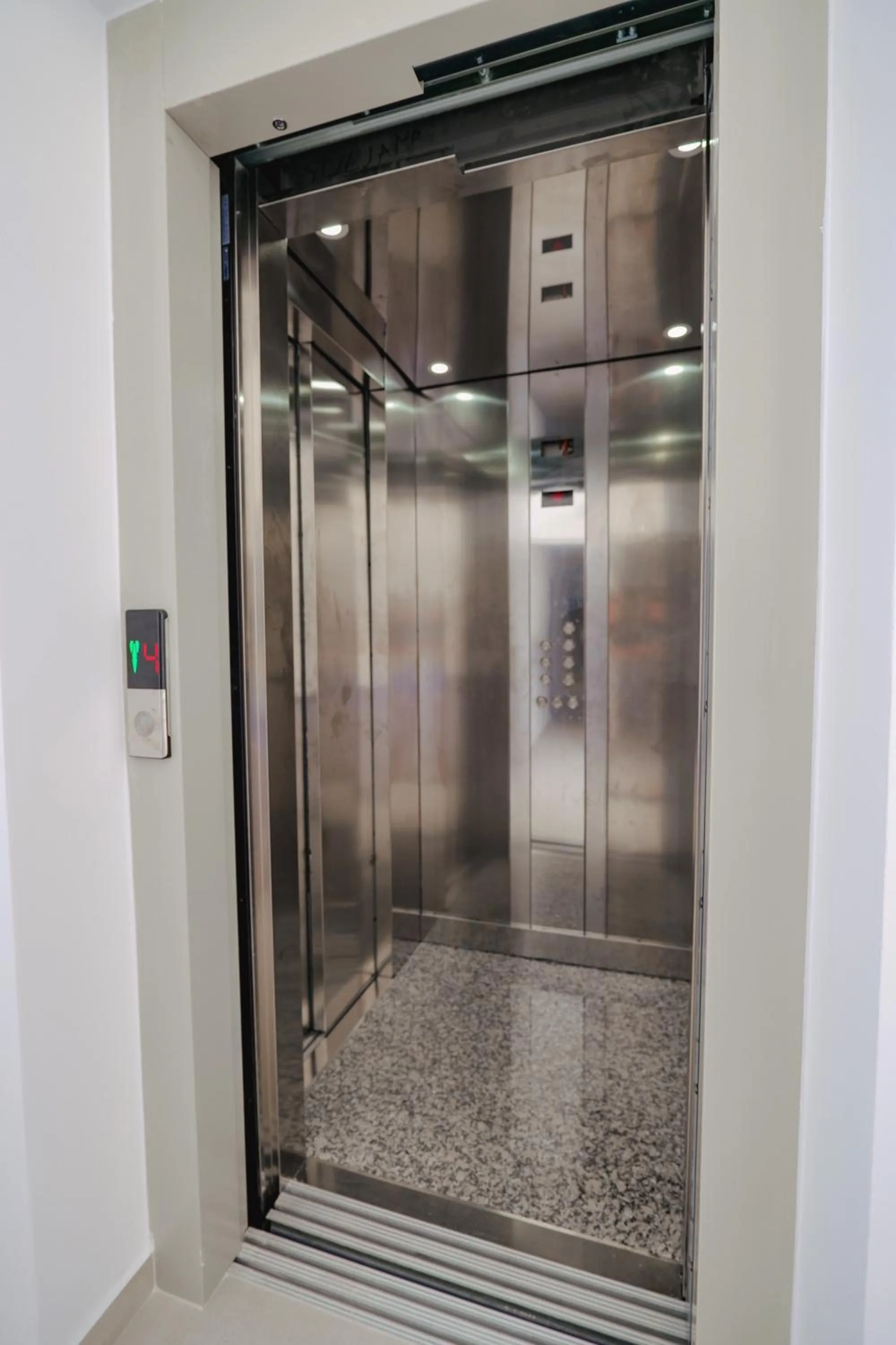 elevator in Hotel Edola