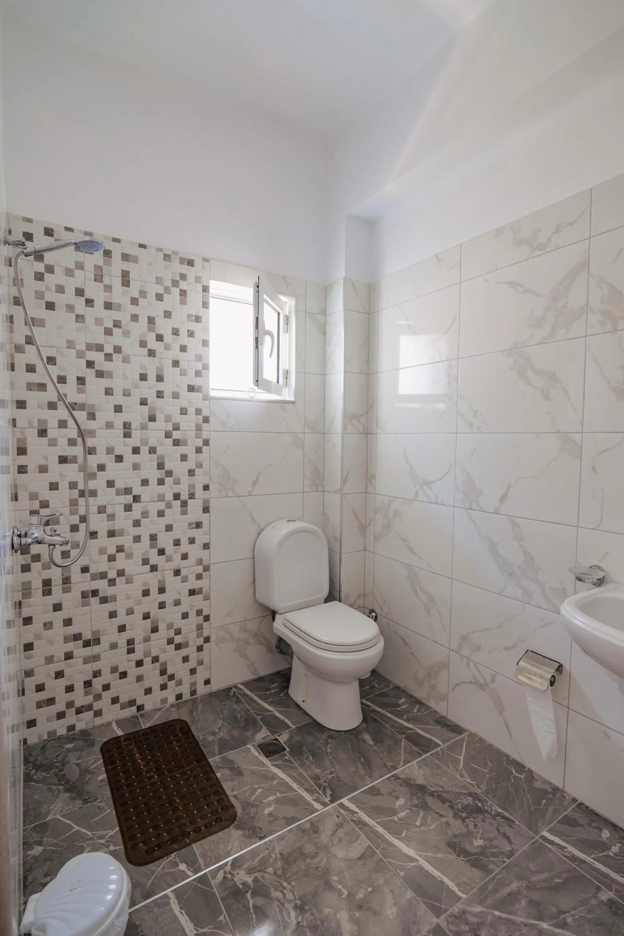 Bathroom in Hotel Edola