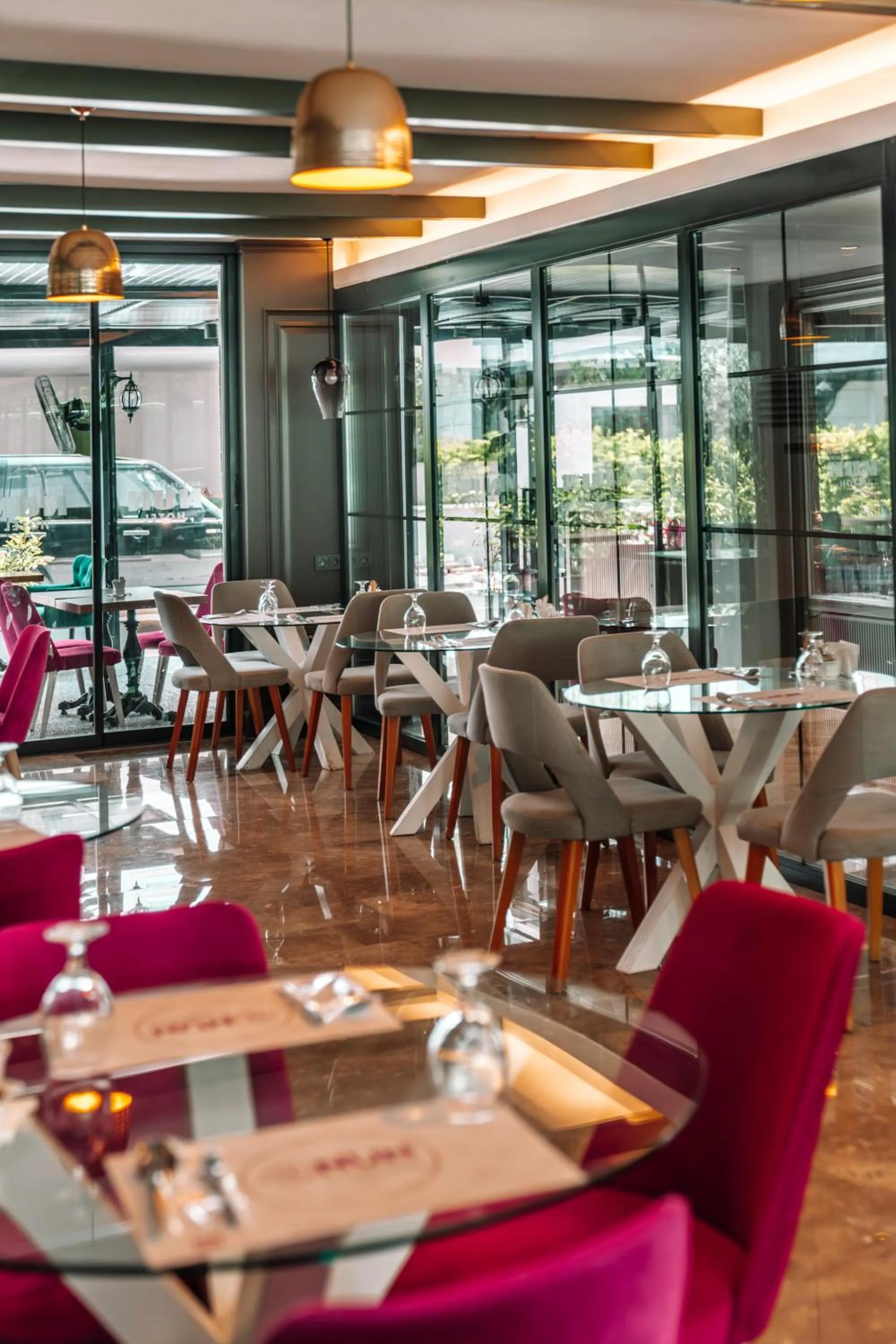 Restaurant/places to eat in Nun Hotel