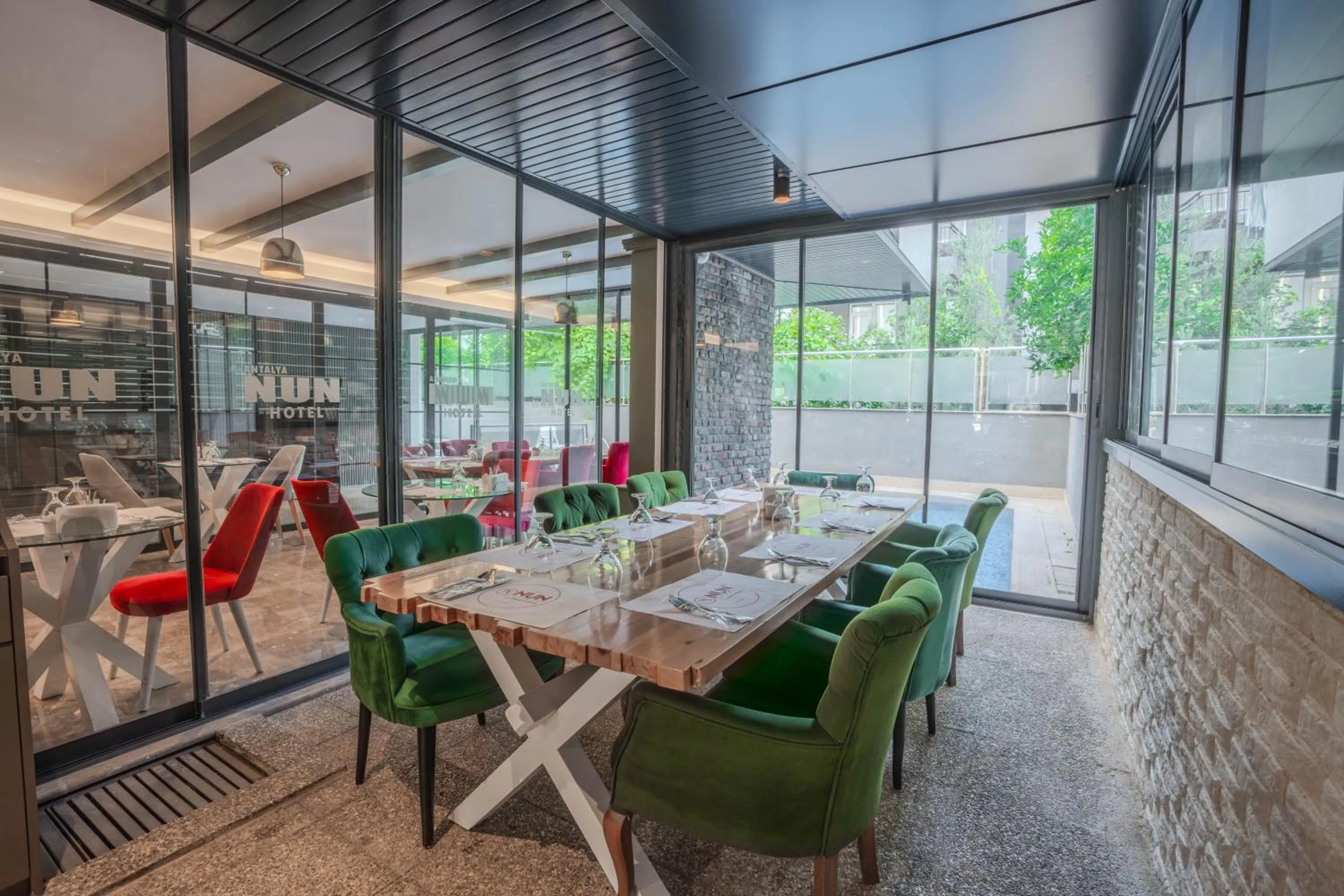 Restaurant/places to eat in Nun Hotel