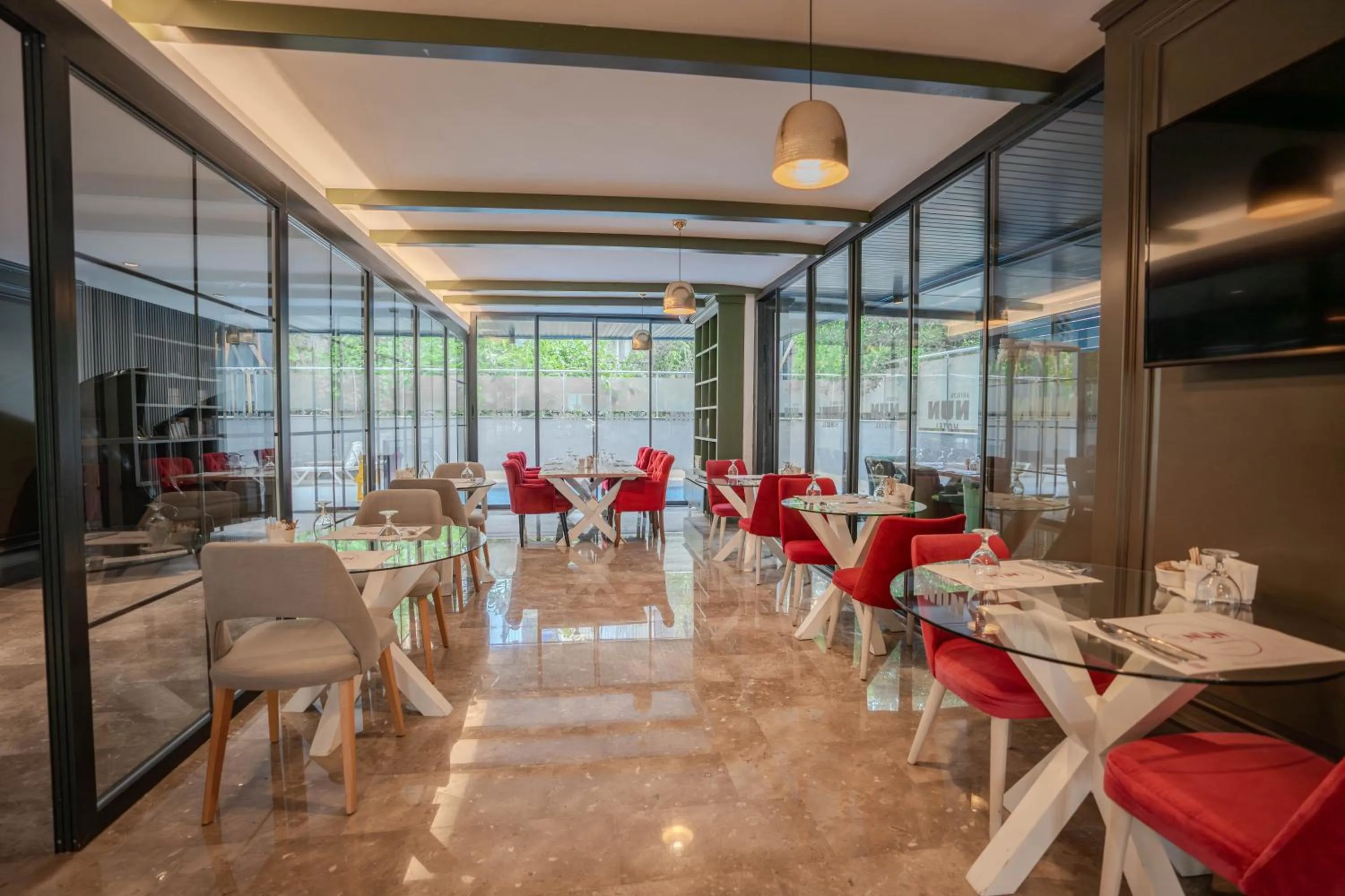 Restaurant/places to eat in Nun Hotel