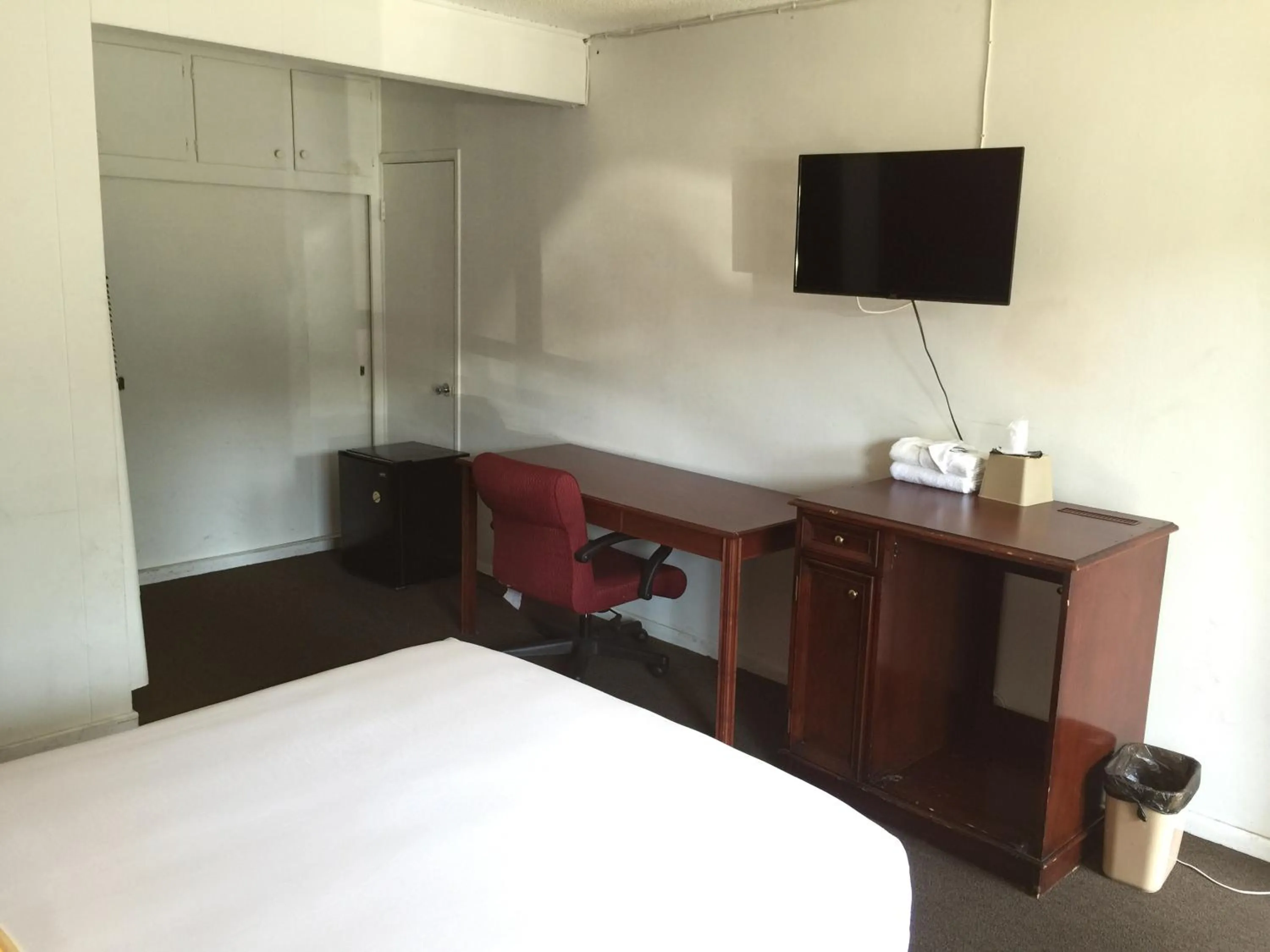 Standard Queen Room in Holiday Lodge