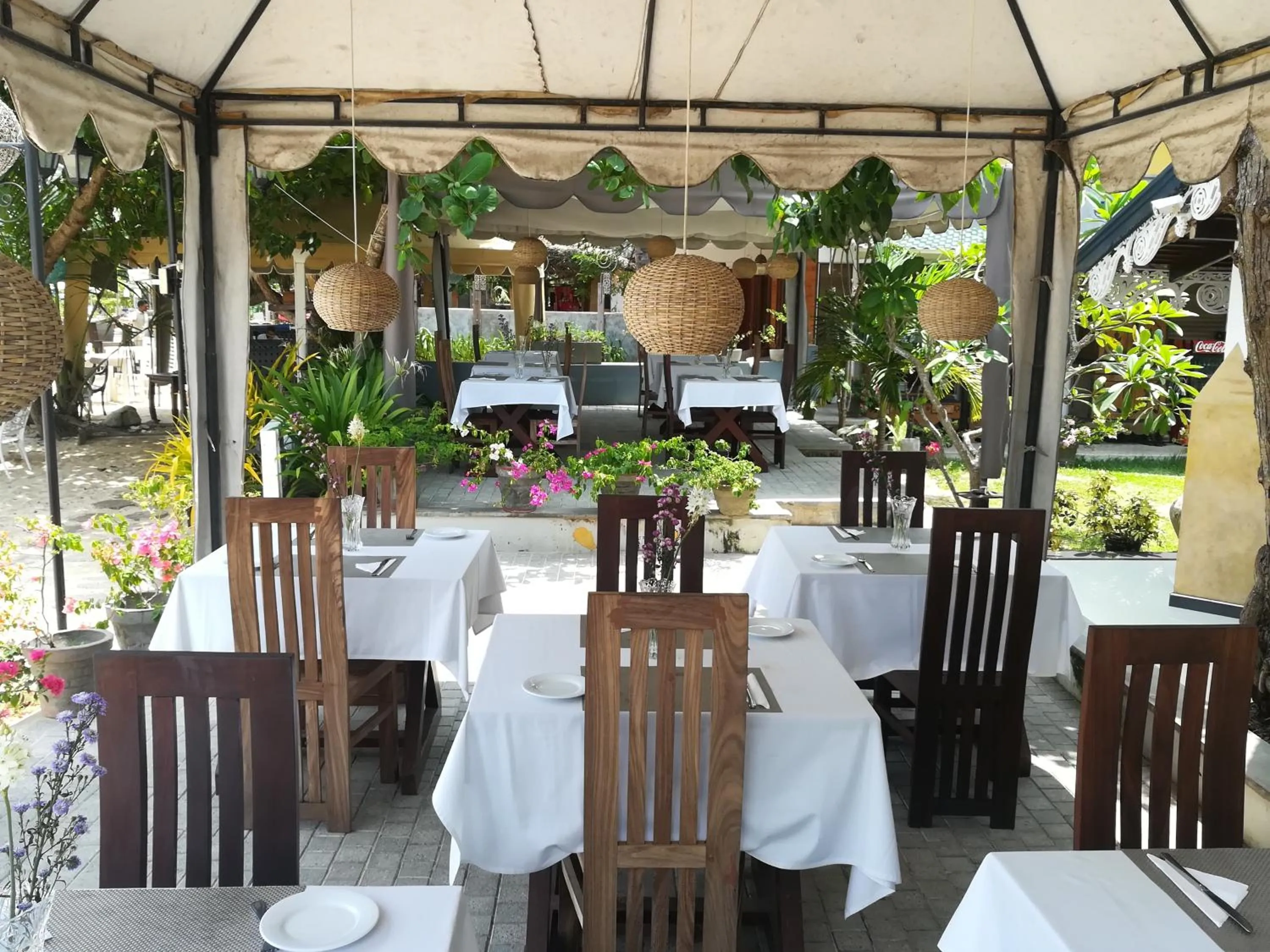 Restaurant/places to eat in The Villa Hotel