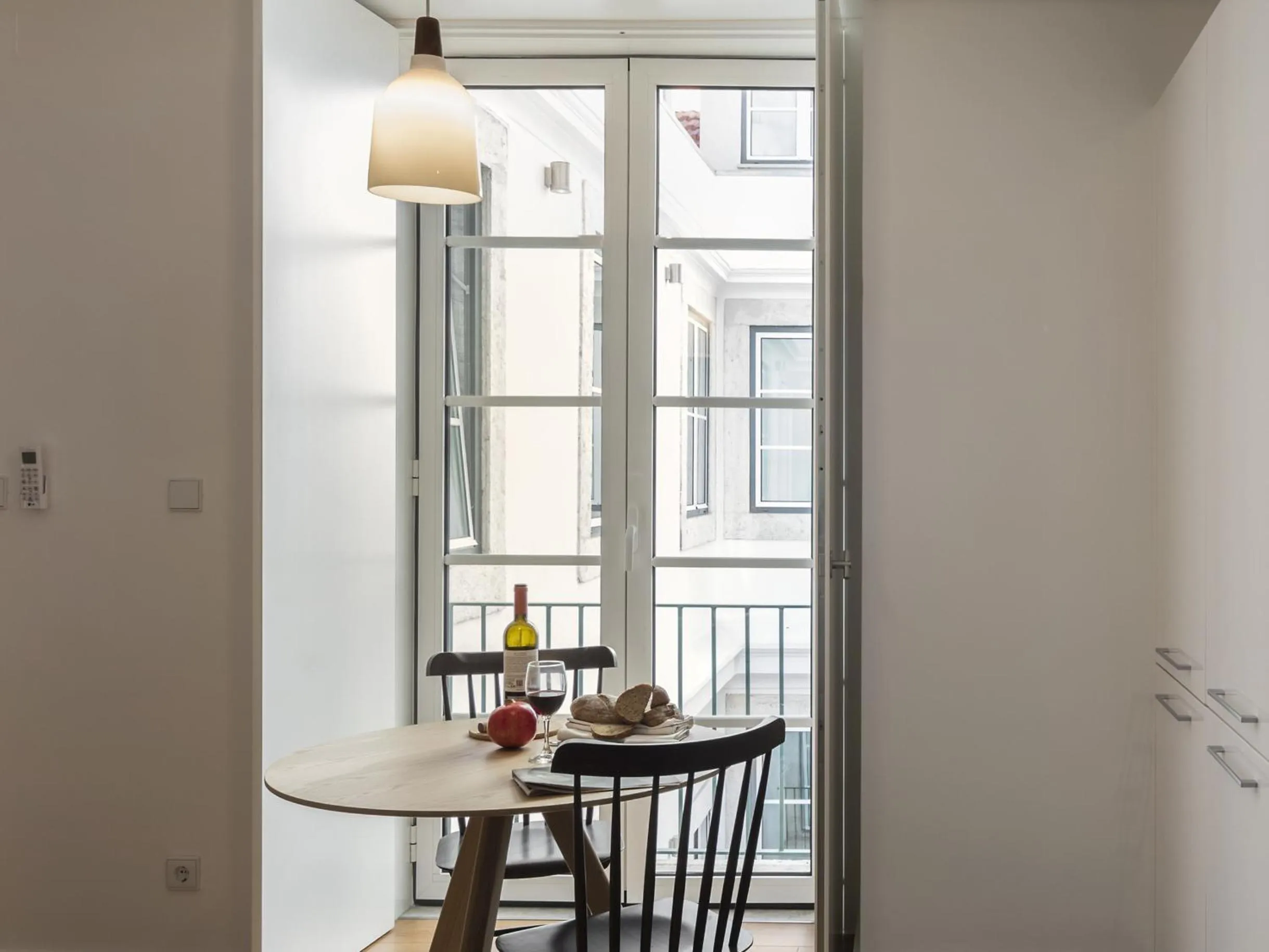 Dining area in LSA Baixa Castelo by Numa
