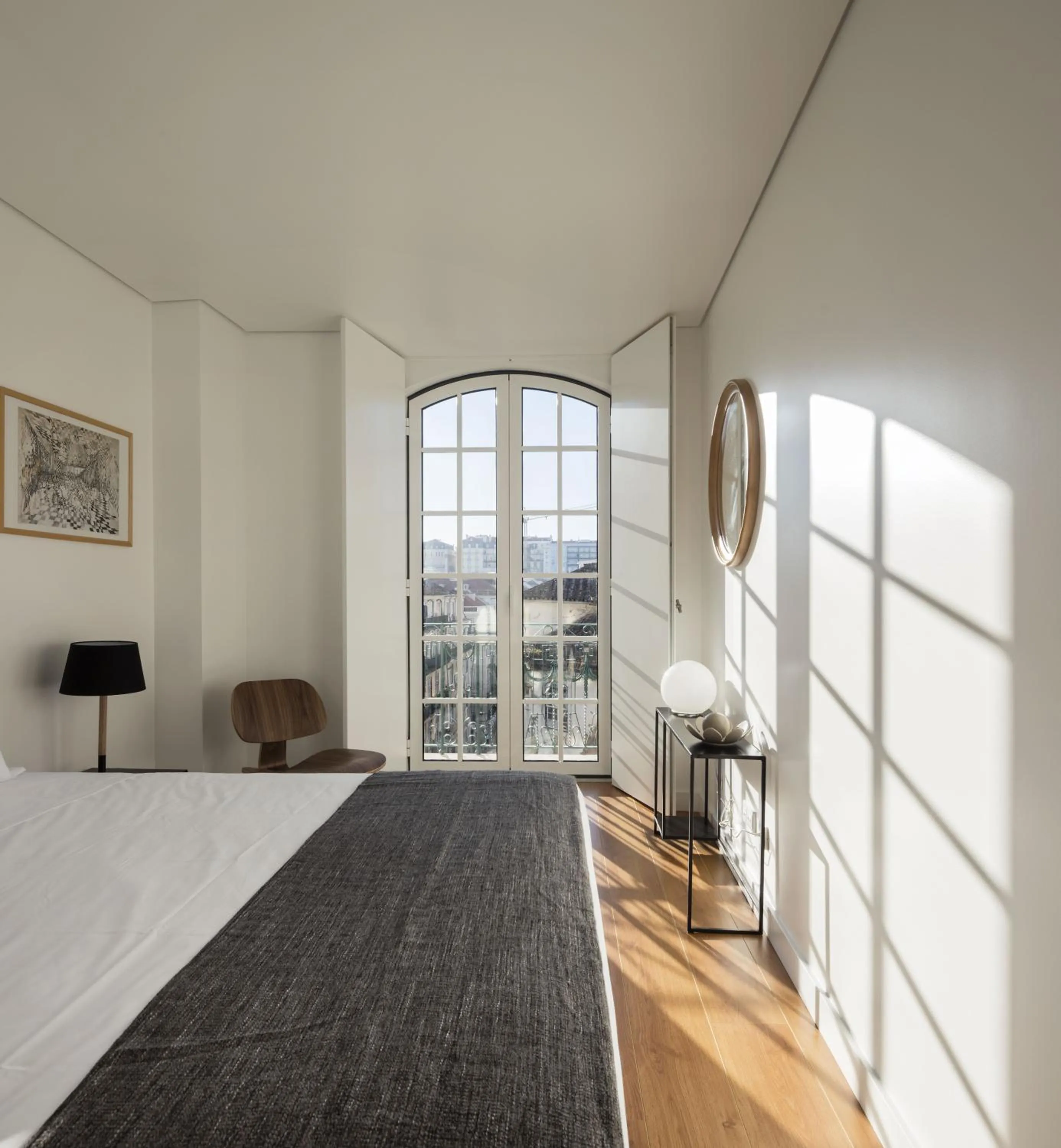 Living room, Bed in Lisbon Serviced Apartments - Baixa Castelo