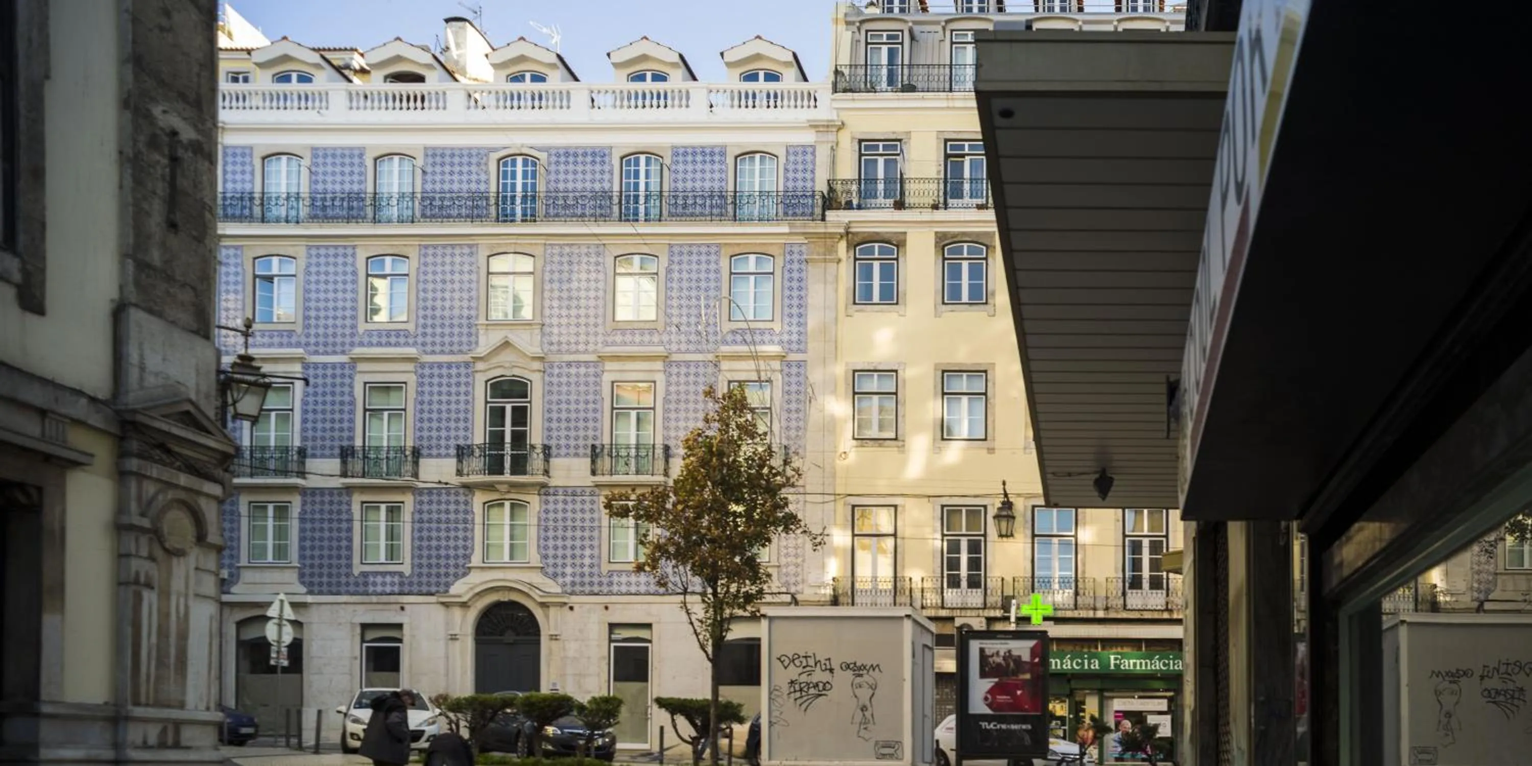 Property building in LSA Baixa Castelo by Numa